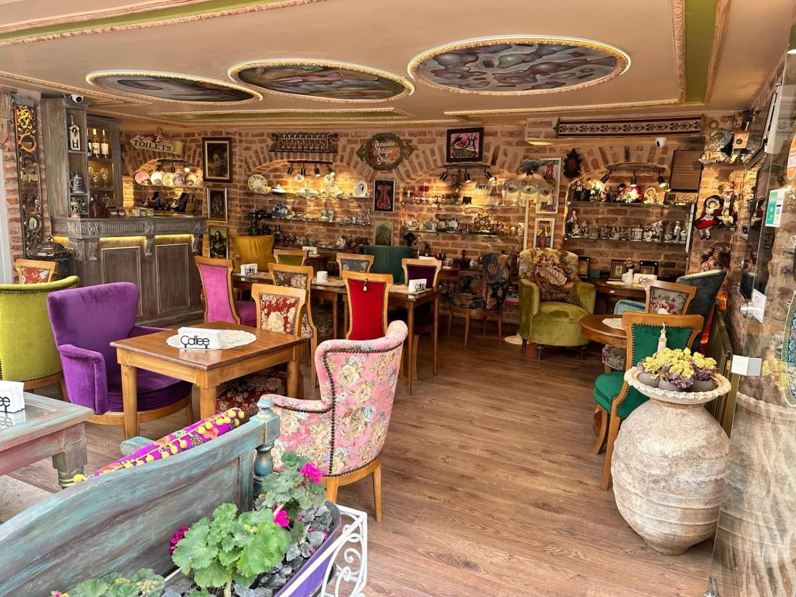 Restaurant/places to eat in Romantic Mansion