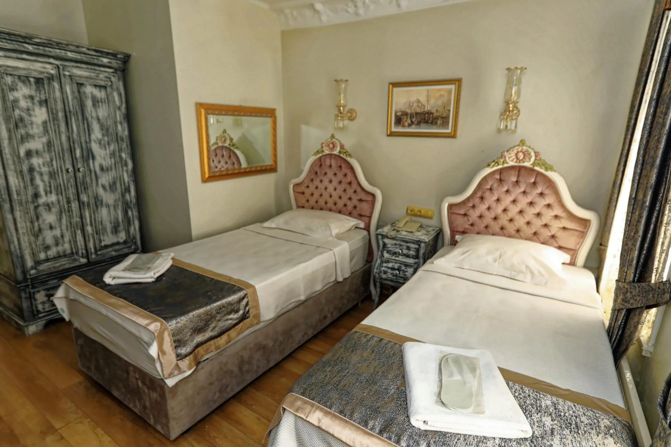 Photo of the whole room, Bed in Romantic Mansion