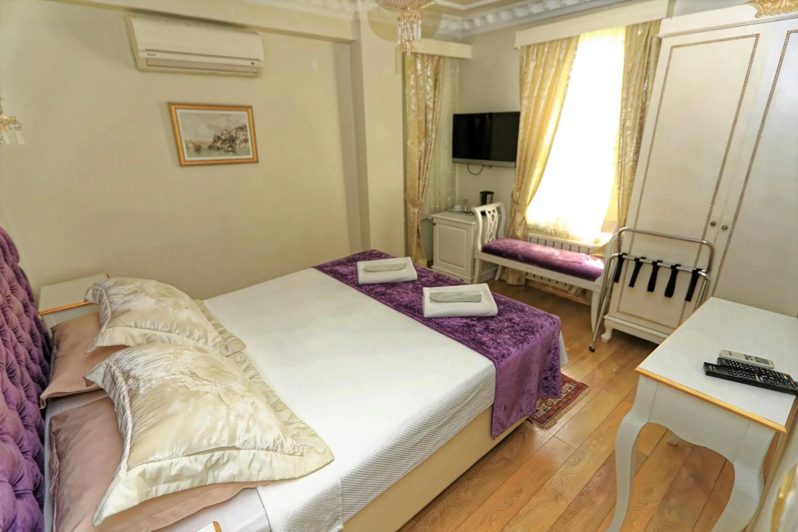 Photo of the whole room, Bed in Romantic Mansion