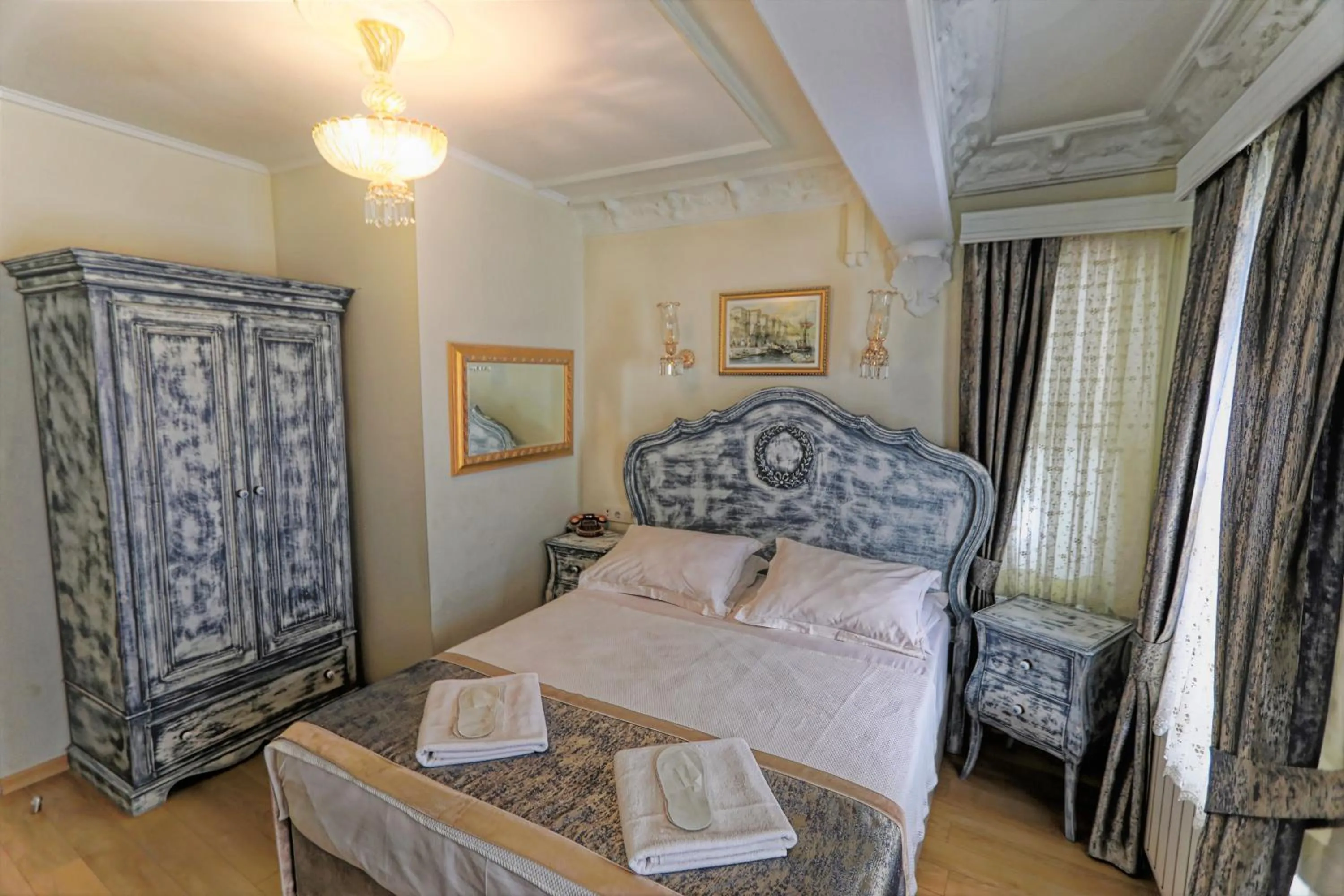 Photo of the whole room, Bed in Romantic Mansion