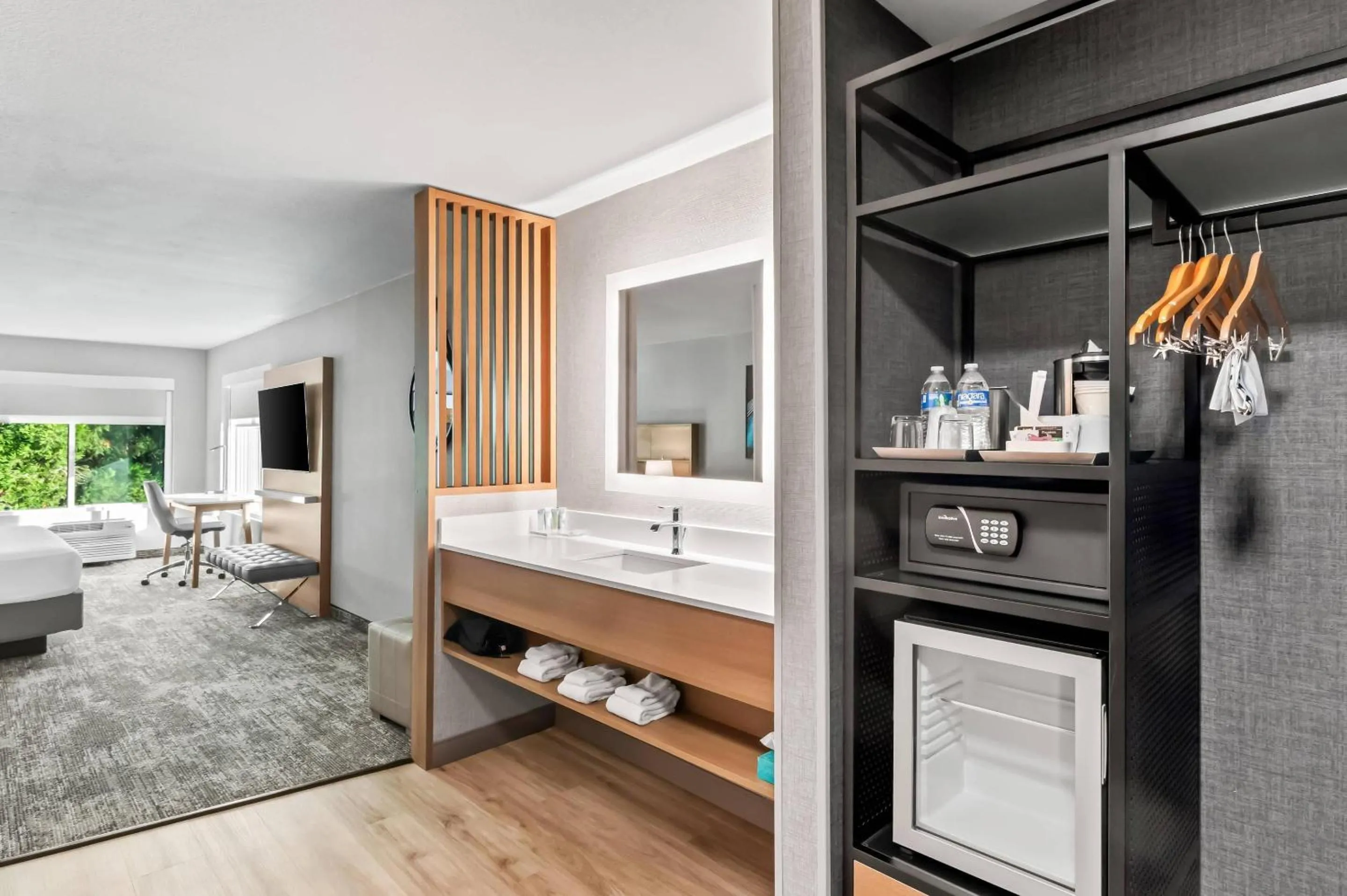 Bedroom, Bed in Radisson Hotel Portland Airport