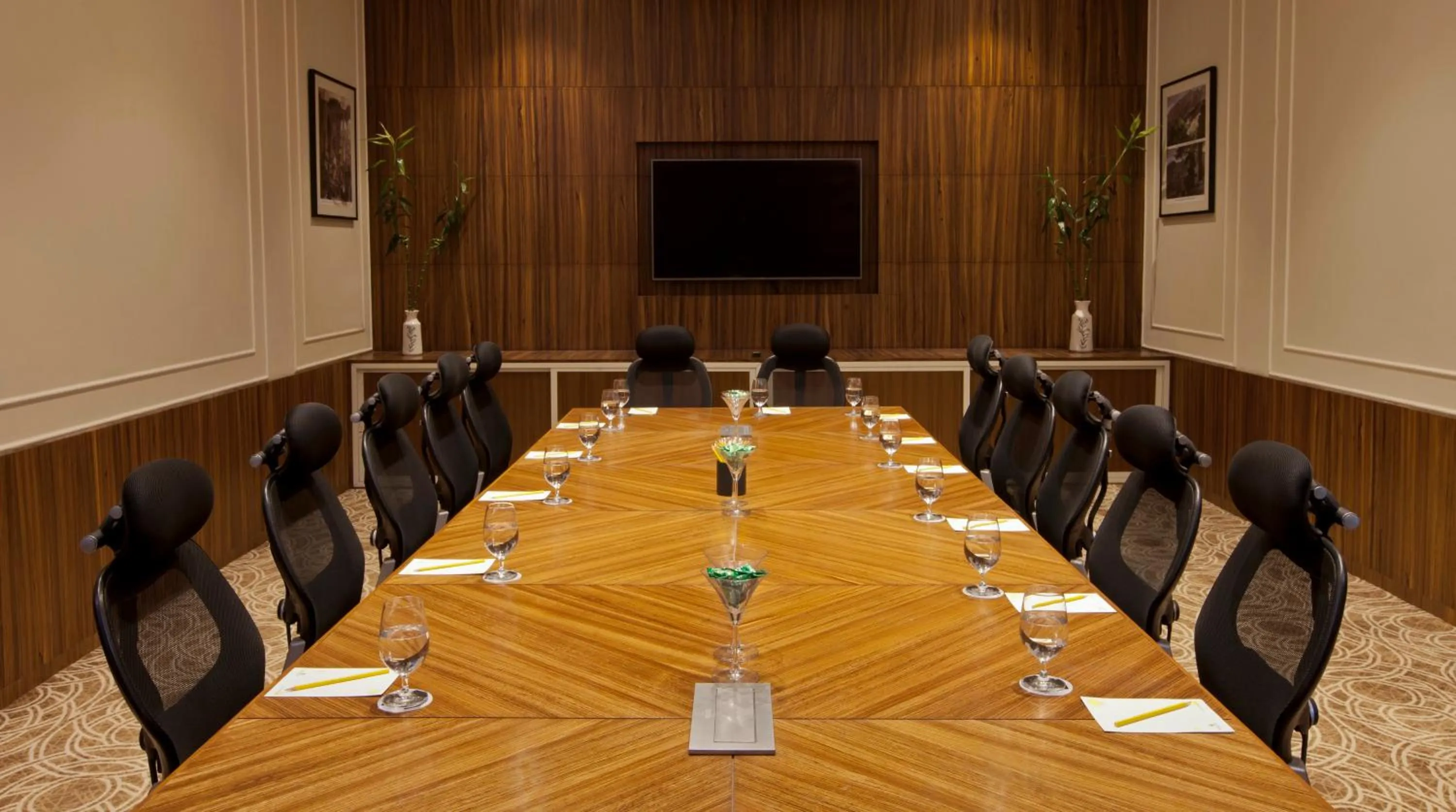 Business facilities in Lemon Tree Hotel, Sector 68, Sohna Road, Gurugram