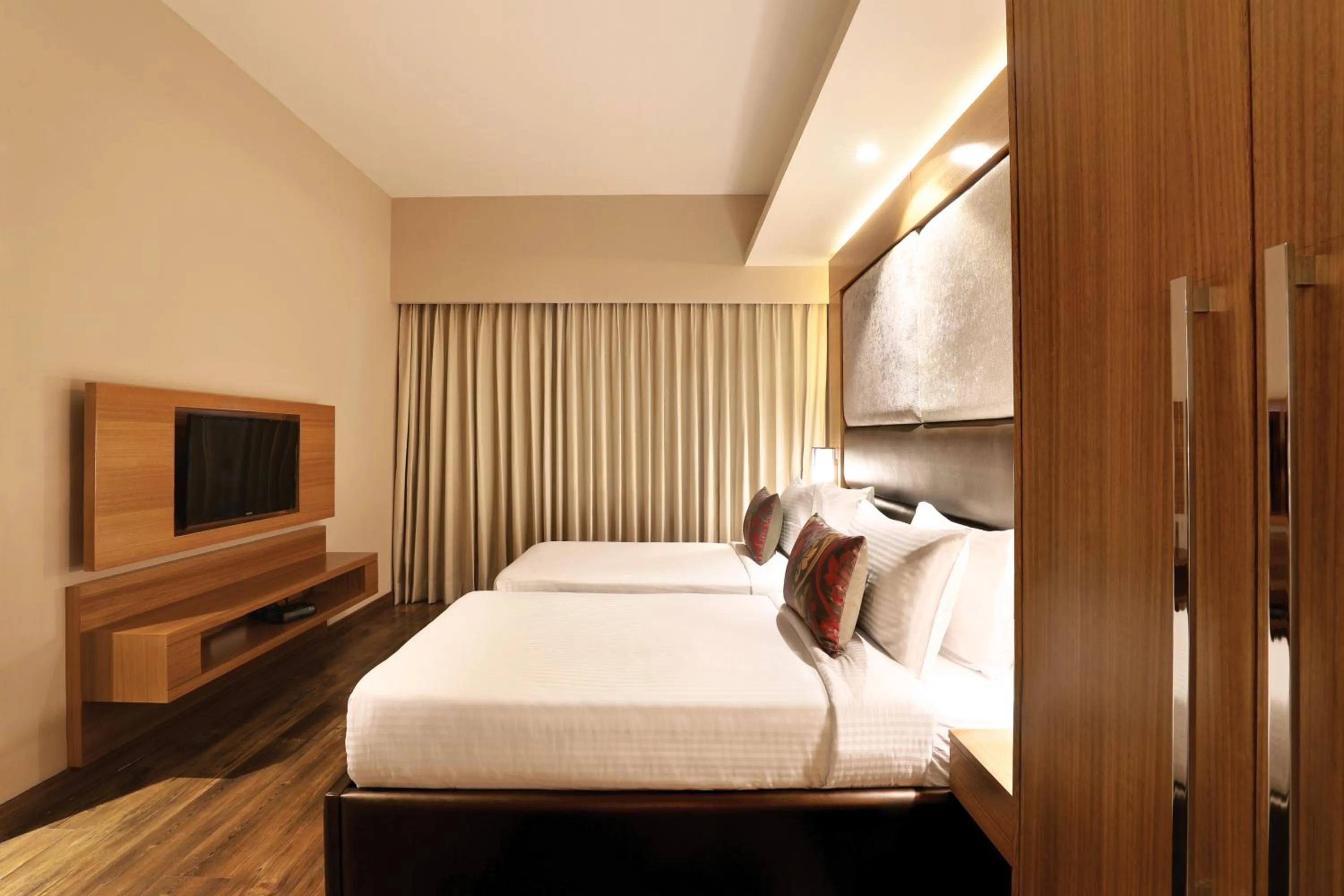 Bedroom, Bed in Lemon Tree Hotel, Sector 68, Sohna Road, Gurugram