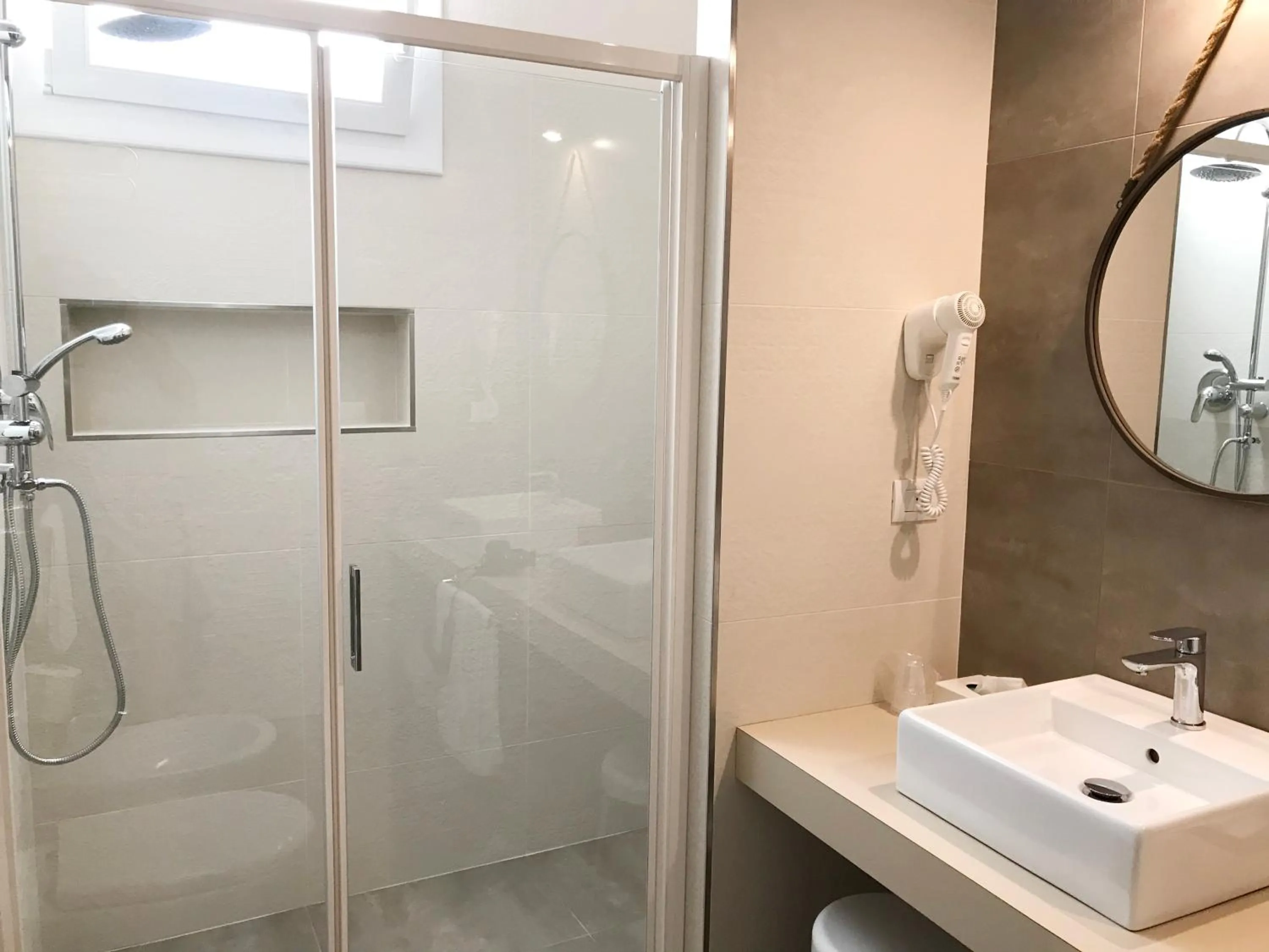 Shower in Hotel Flora