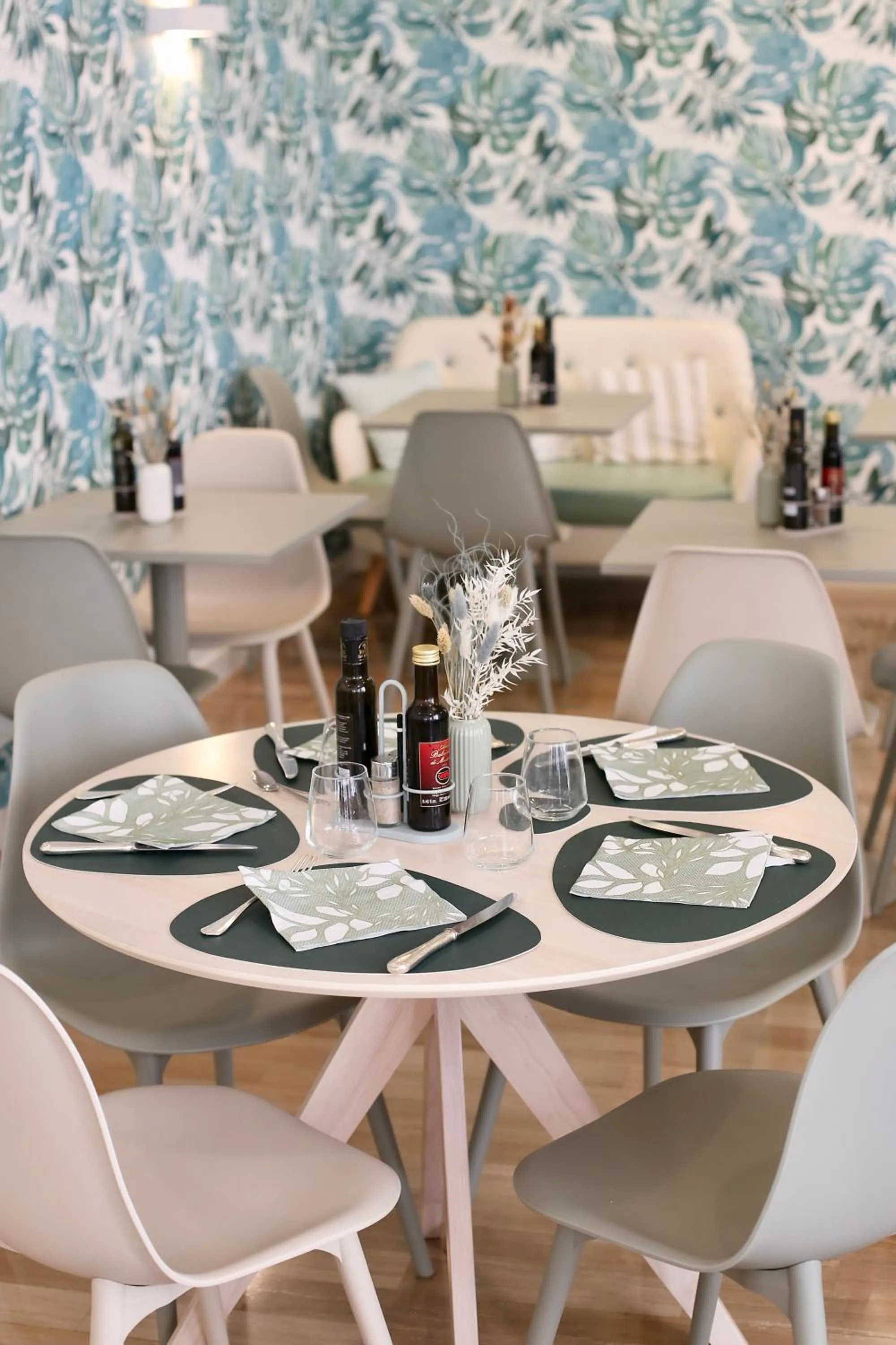Restaurant/places to eat in Hotel Flora