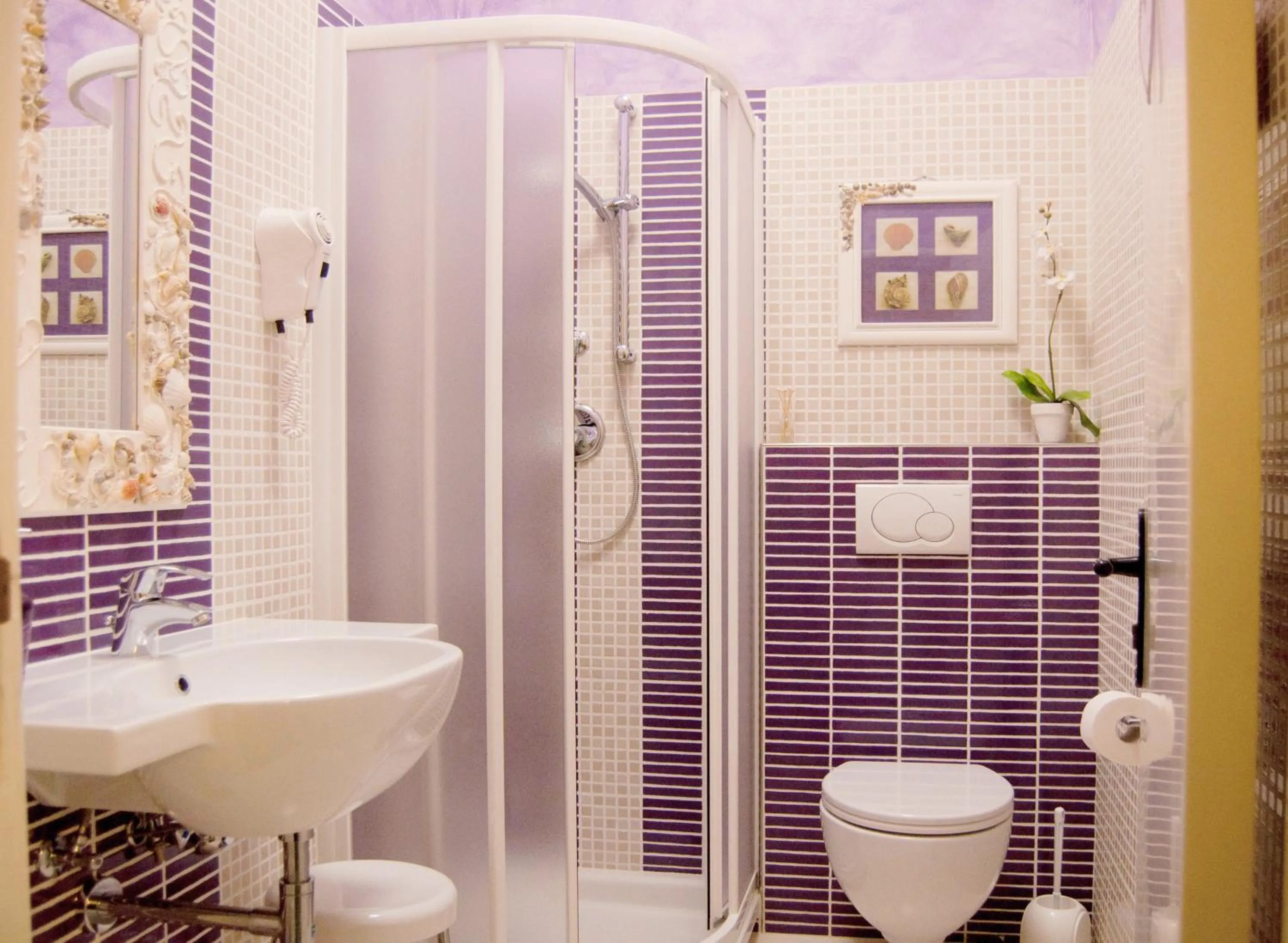 Bathroom in Hotel Flora