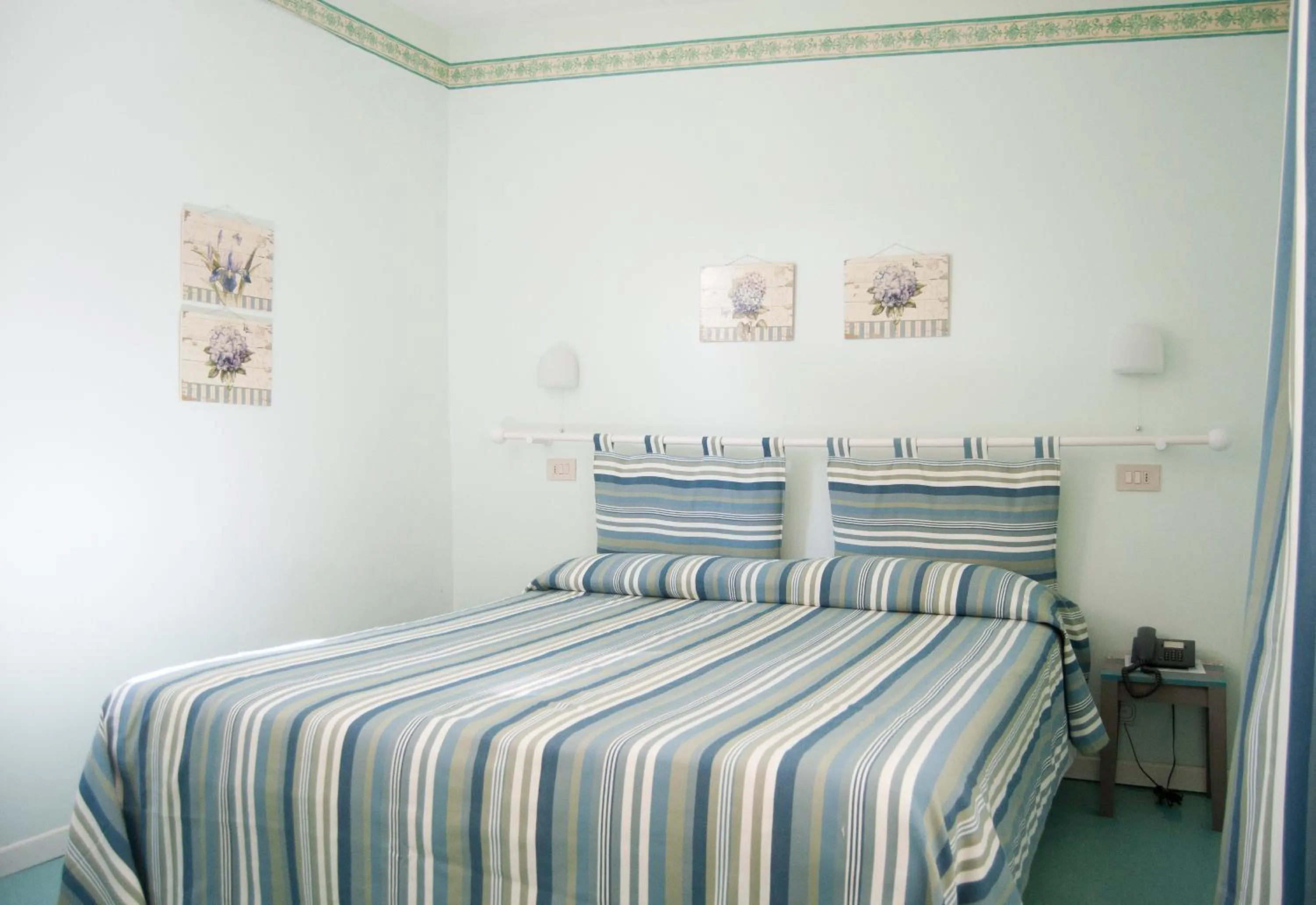 Bed in Hotel Flora