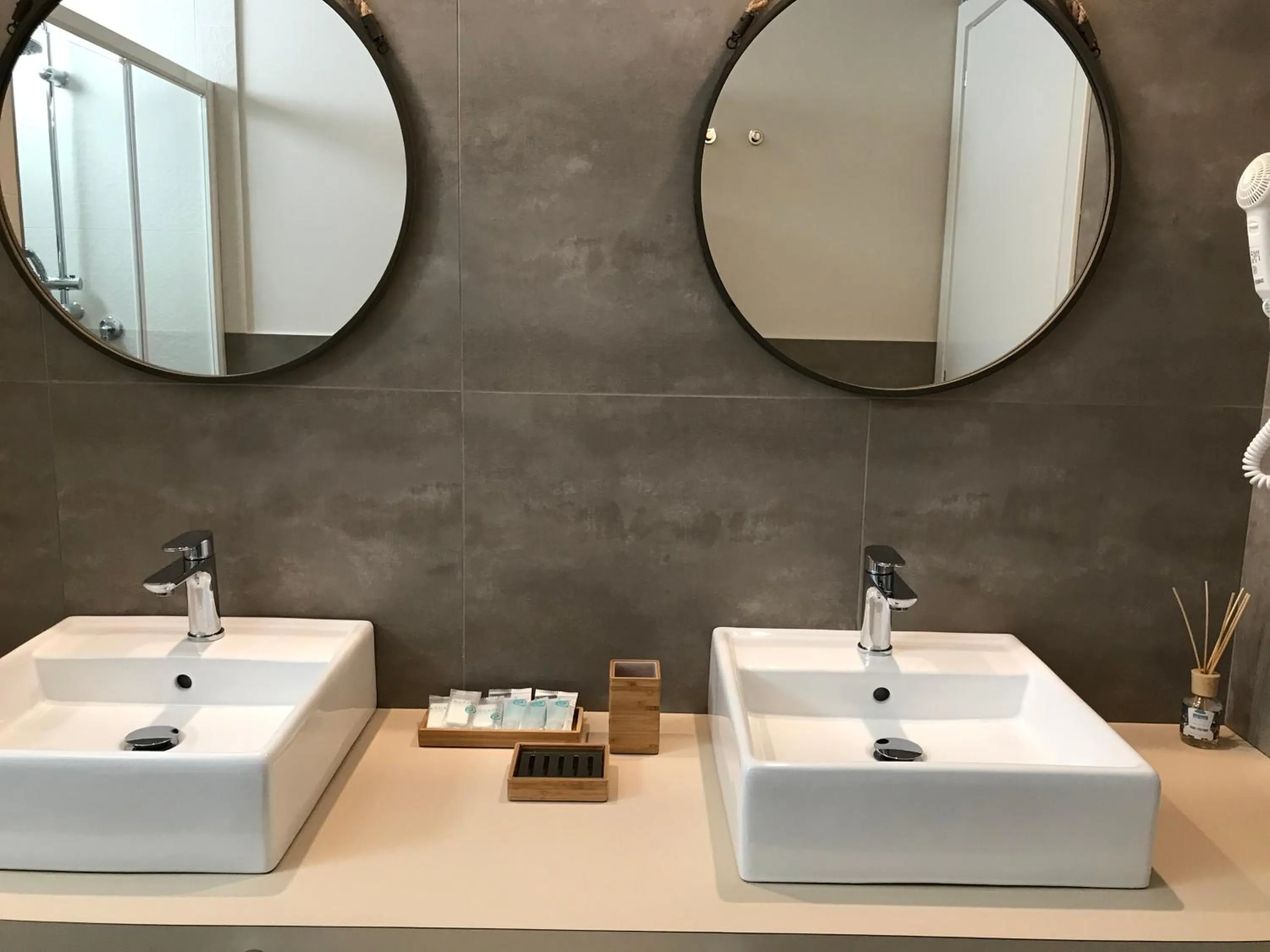 Bathroom in Hotel Flora