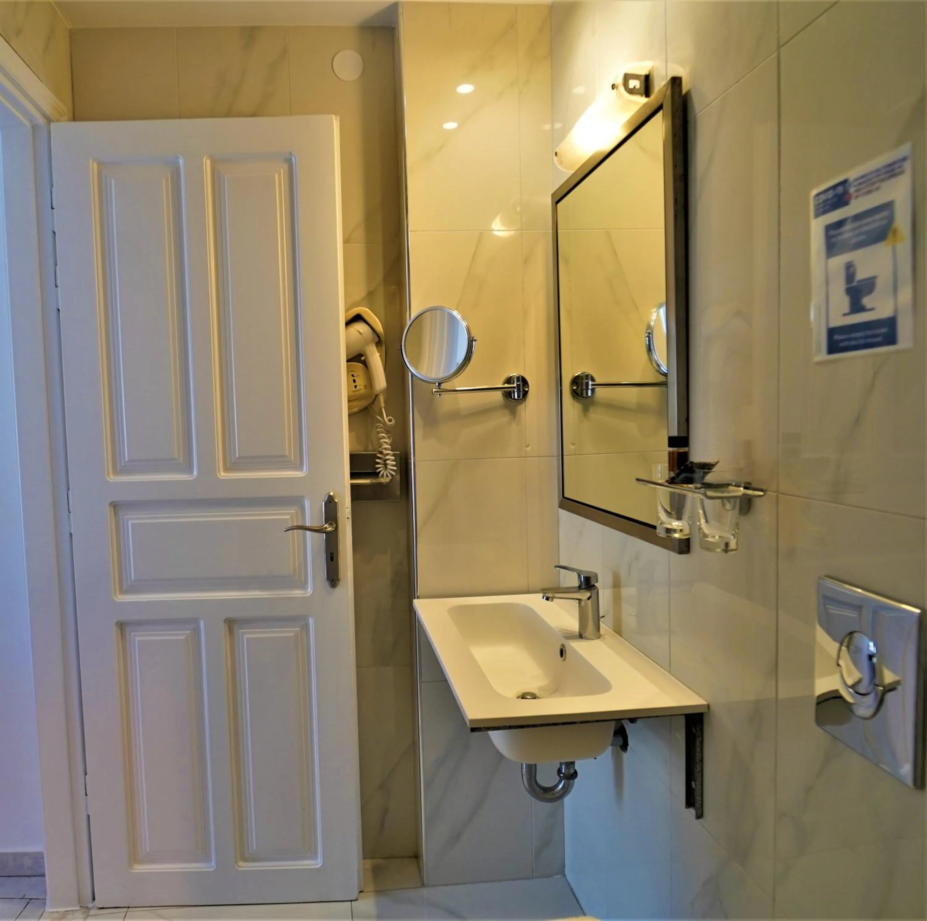 Bathroom in Hotel Acropol