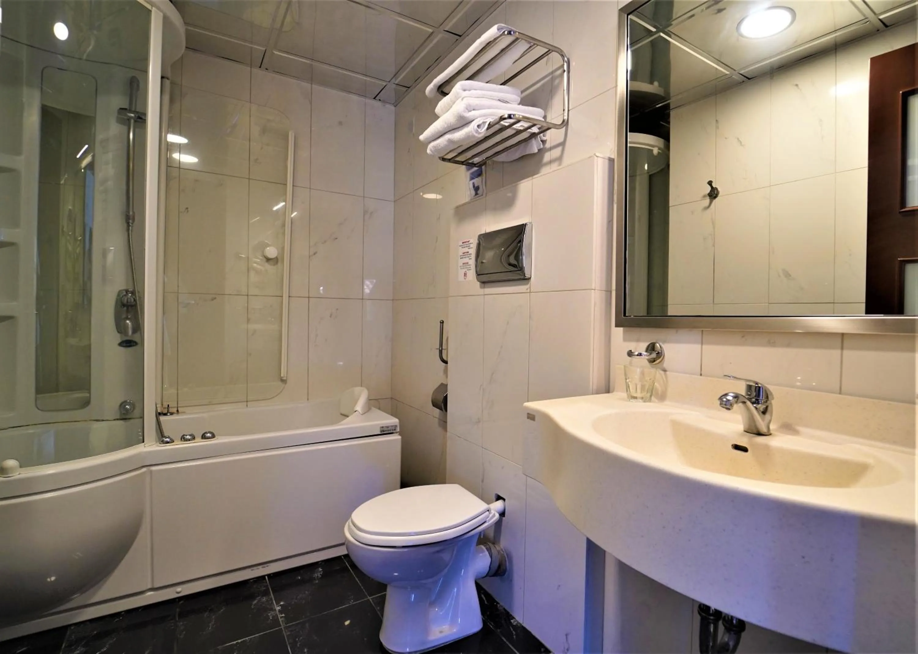 Bathroom in Hotel Acropol