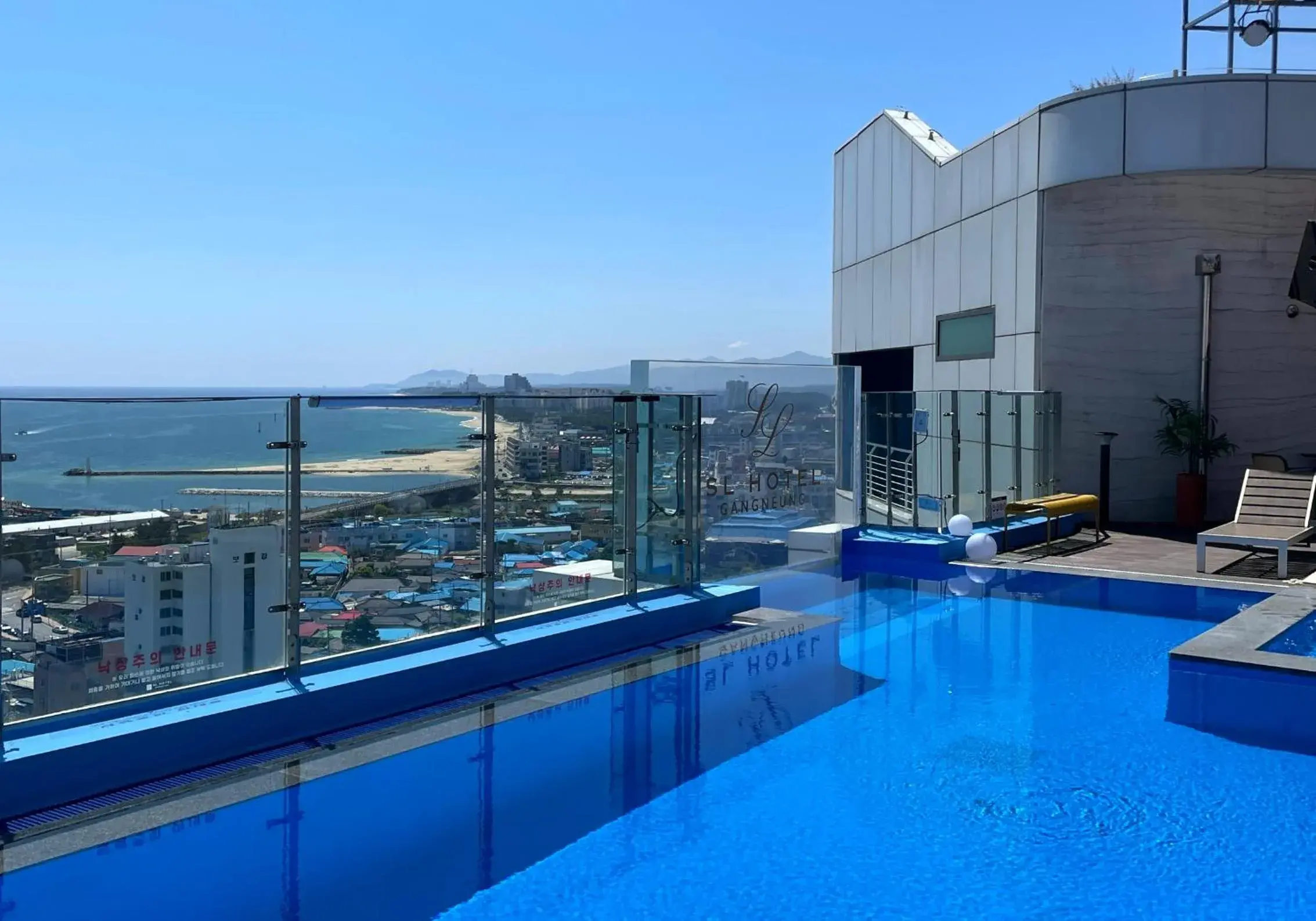 Swimming pool in SL Hotel Gangneung Swimming pool in SL Hotel Gangneung