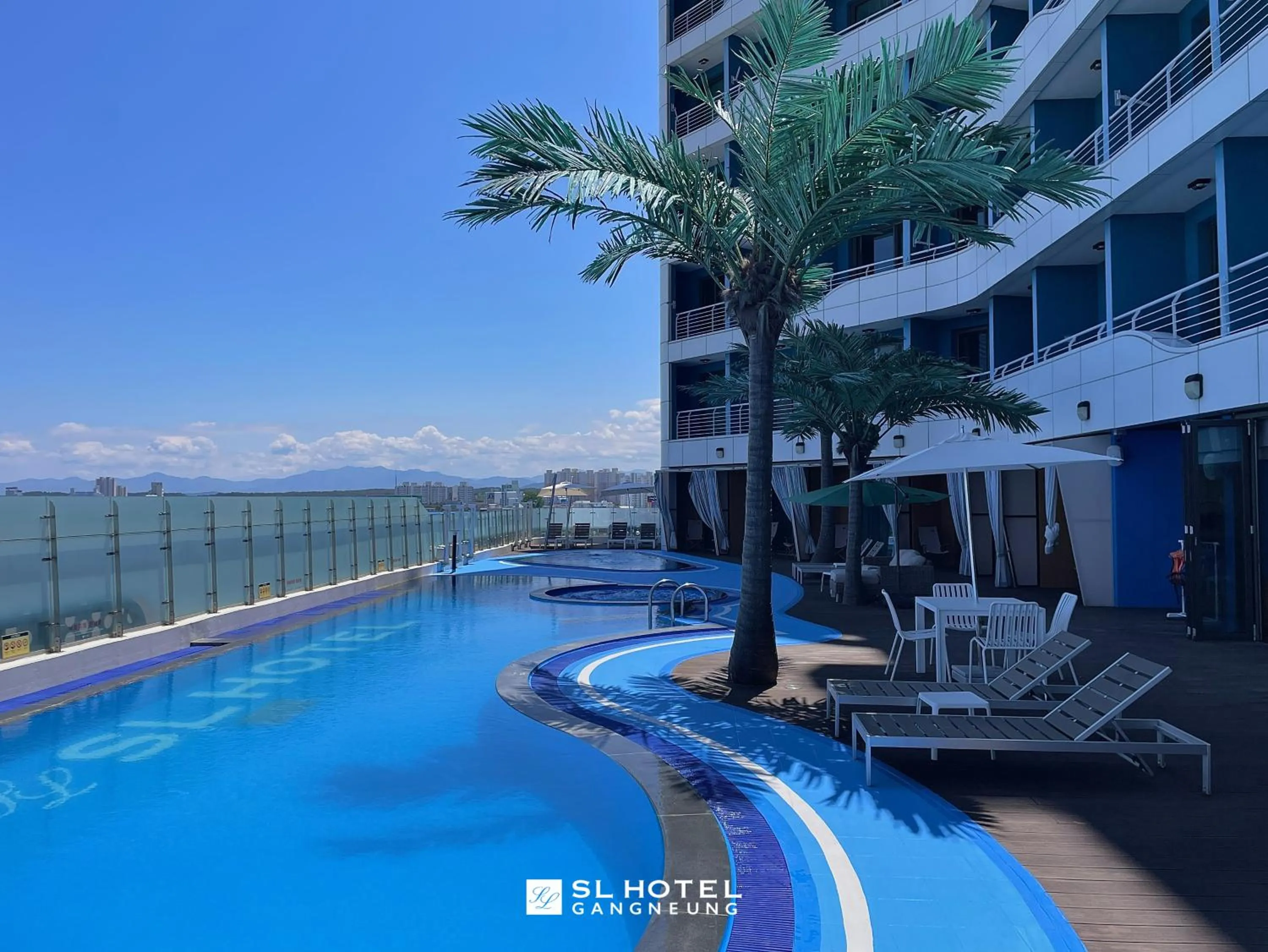 Swimming pool in SL Hotel Gangneung