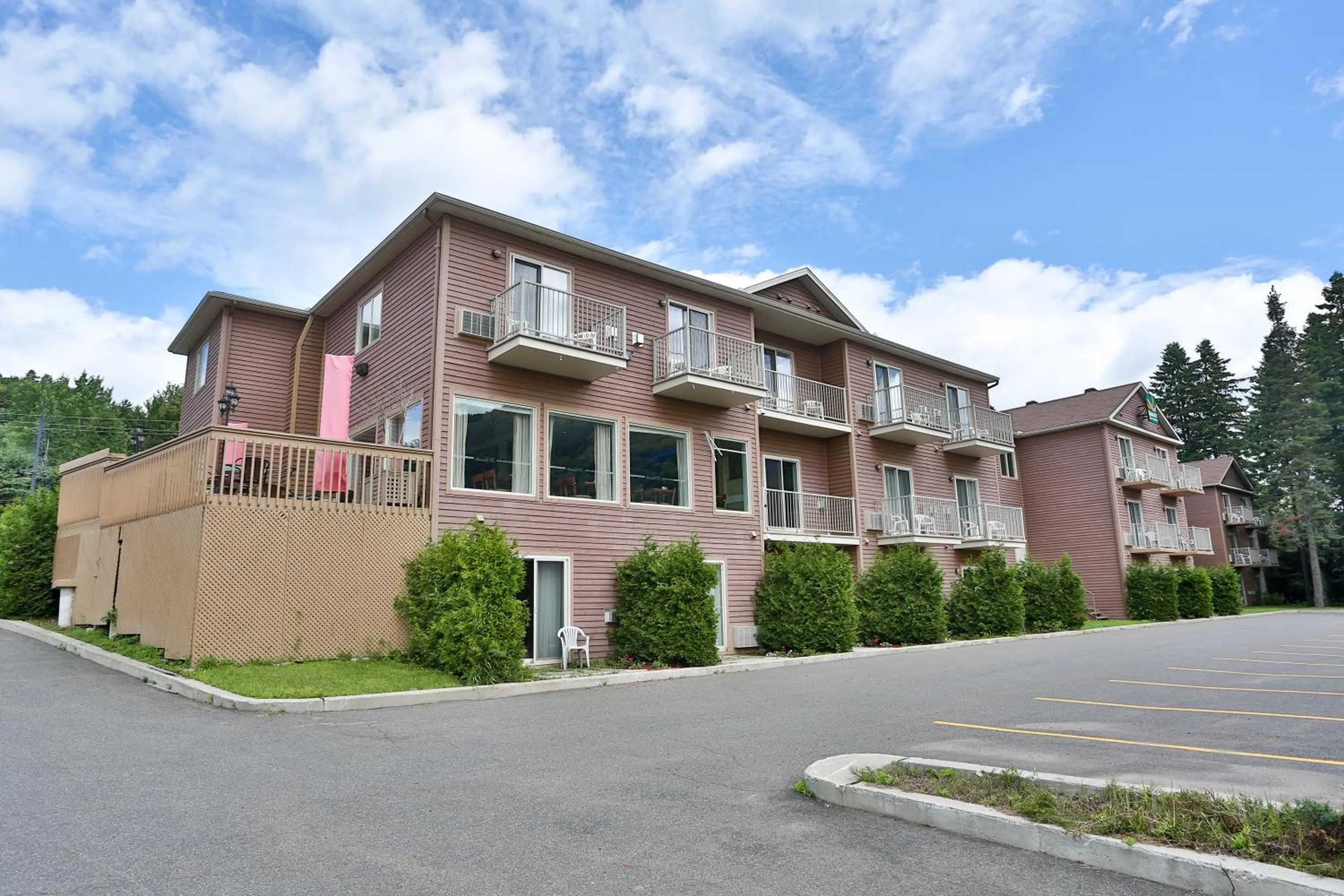 Property building in Hotel Le Versailles