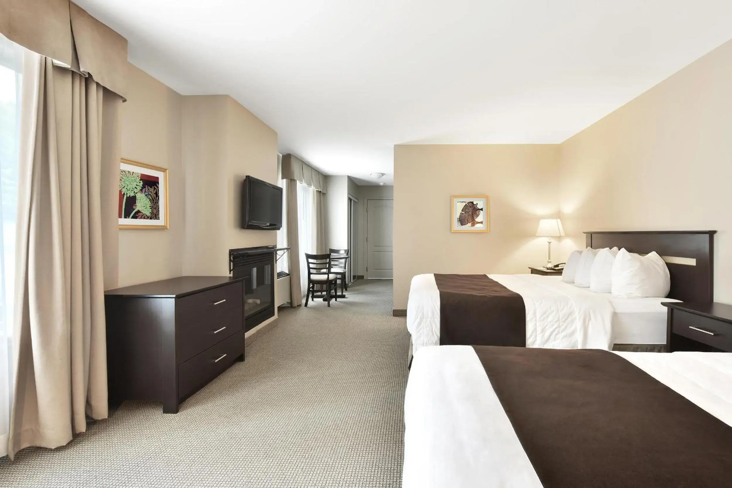 Quadruple Room with Balcony in Hotel Le Versailles Quadruple Room with Balcony in Hotel Le Versailles