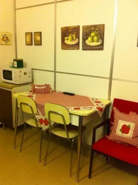 Dining Area in La Castellana Loft Hotel
