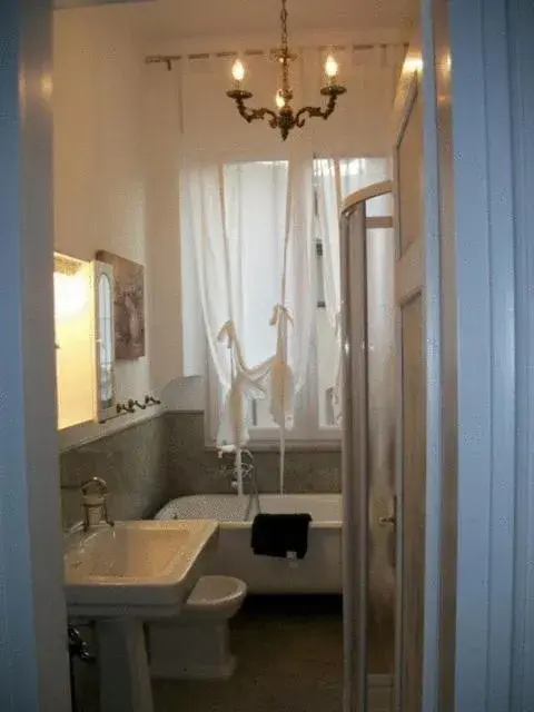 Bathroom in La Castellana Loft Hotel