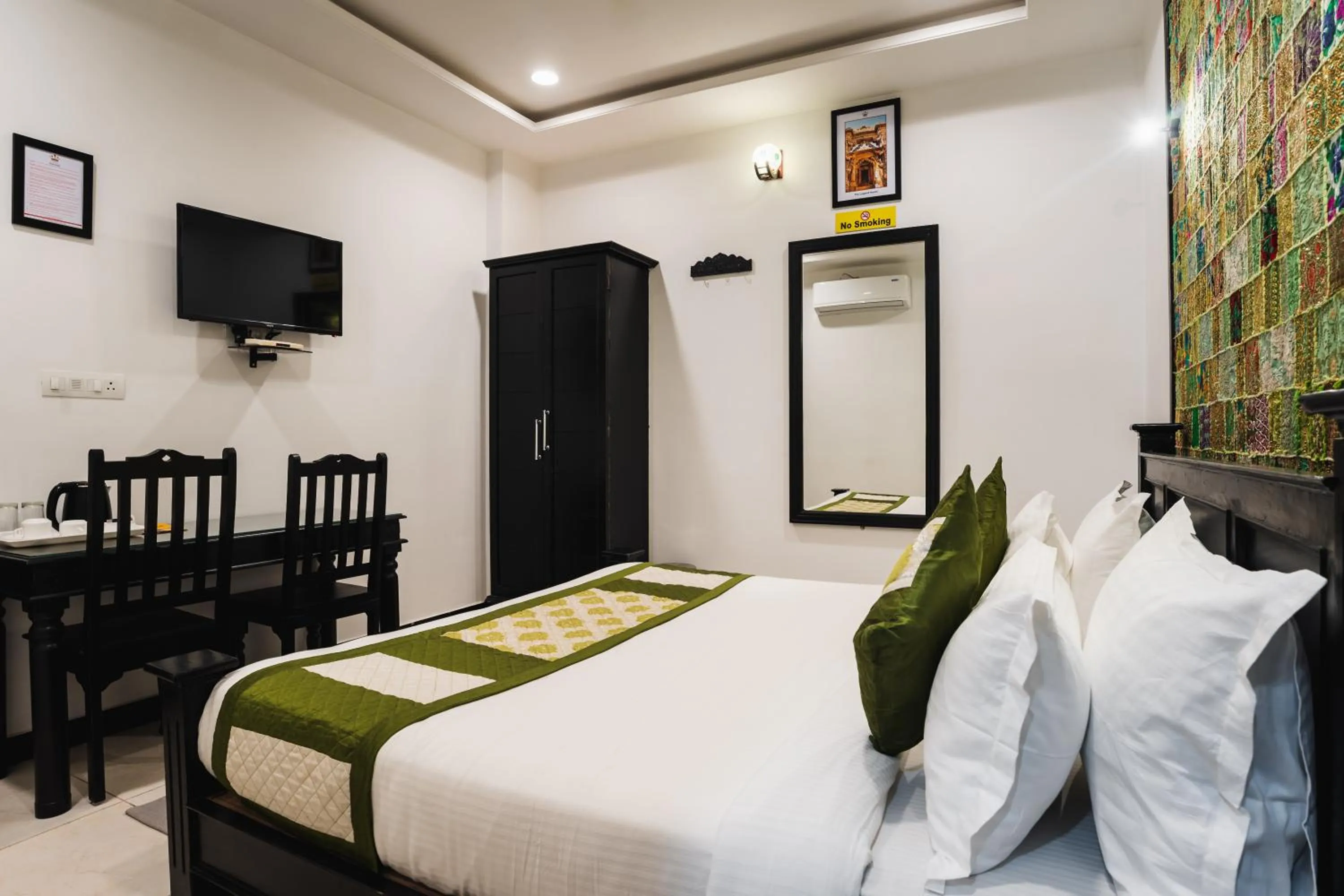 Photo of the whole room, Bed in The Legend Haveli