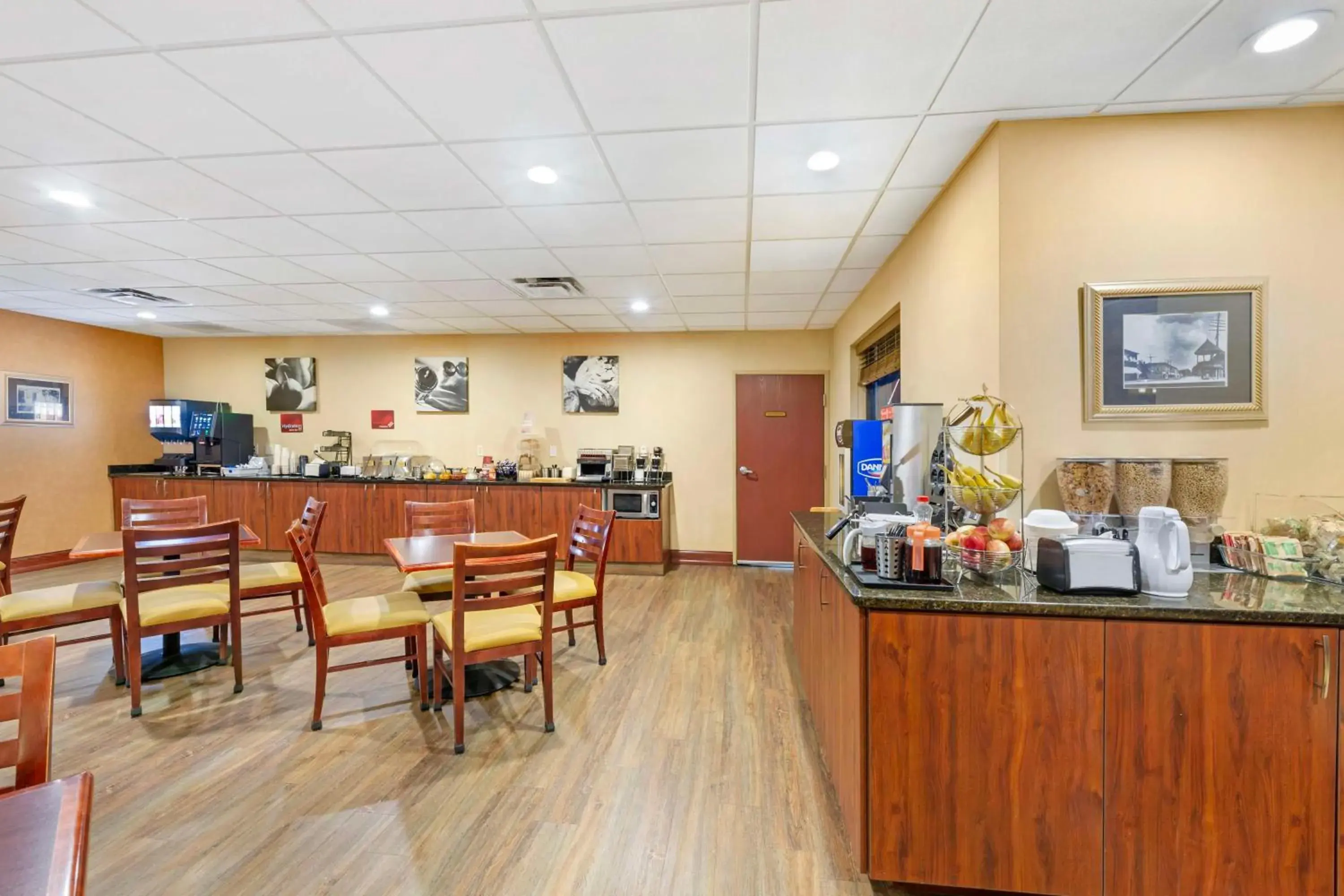 Breakfast in Best Western PLUS Victor Inn & Suites Breakfast in Best Western PLUS Victor Inn & Suites