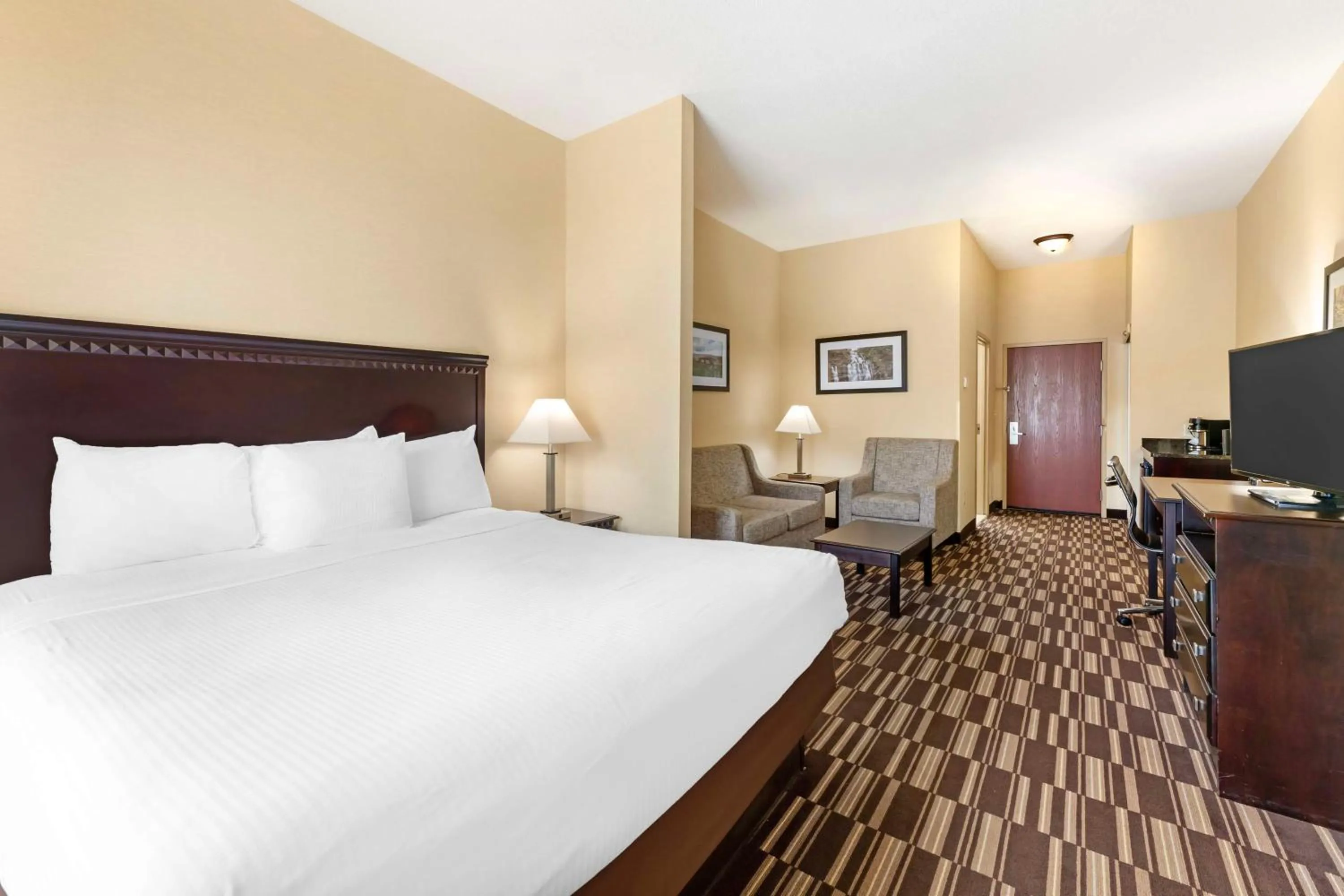 Bedroom, Bed in Best Western PLUS Victor Inn & Suites