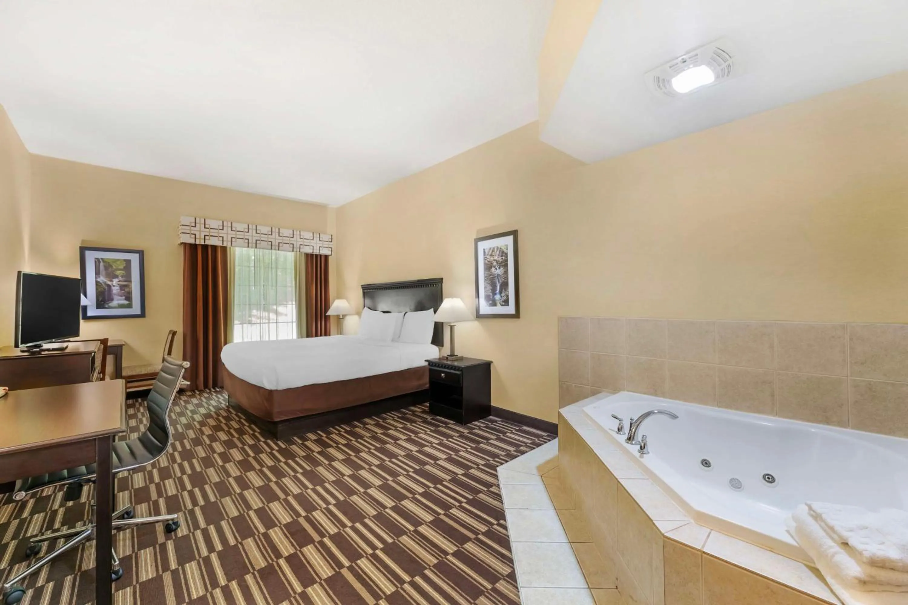 Bedroom, Bed in Best Western PLUS Victor Inn & Suites