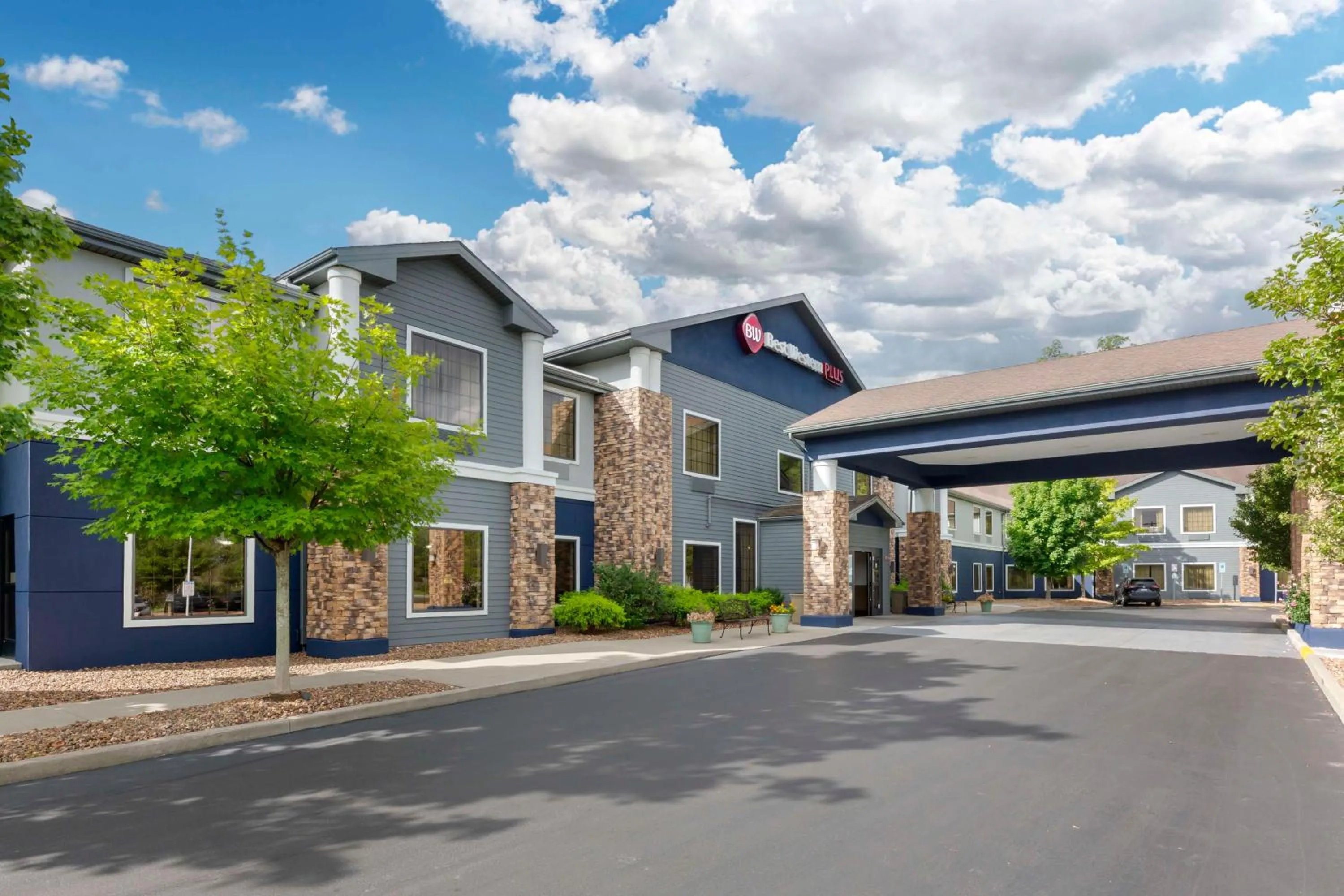 Property building in Best Western PLUS Victor Inn & Suites