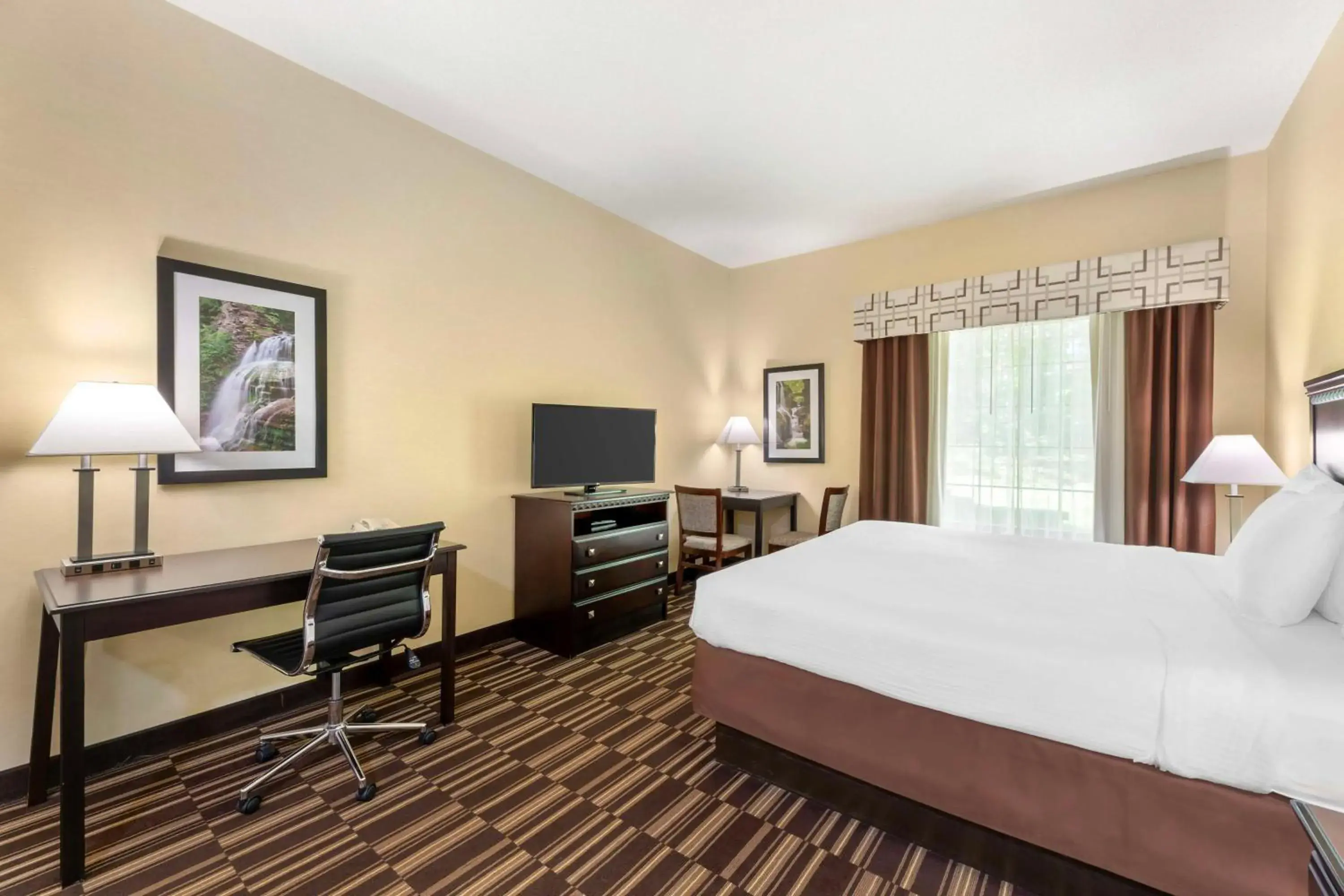 Bedroom, Bed in Best Western PLUS Victor Inn & Suites Bedroom, Bed in Best Western PLUS Victor Inn & Suites