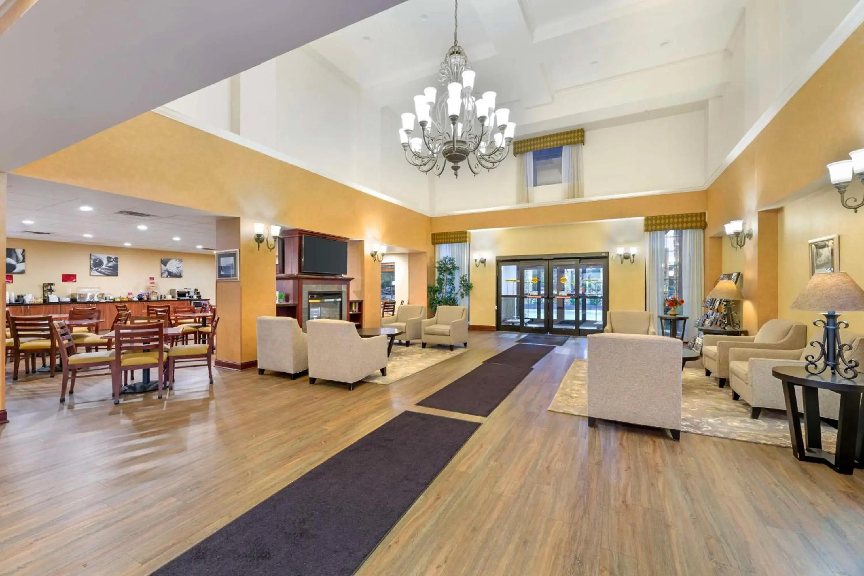Lobby or reception in Best Western PLUS Victor Inn & Suites Lobby or reception in Best Western PLUS Victor Inn & Suites