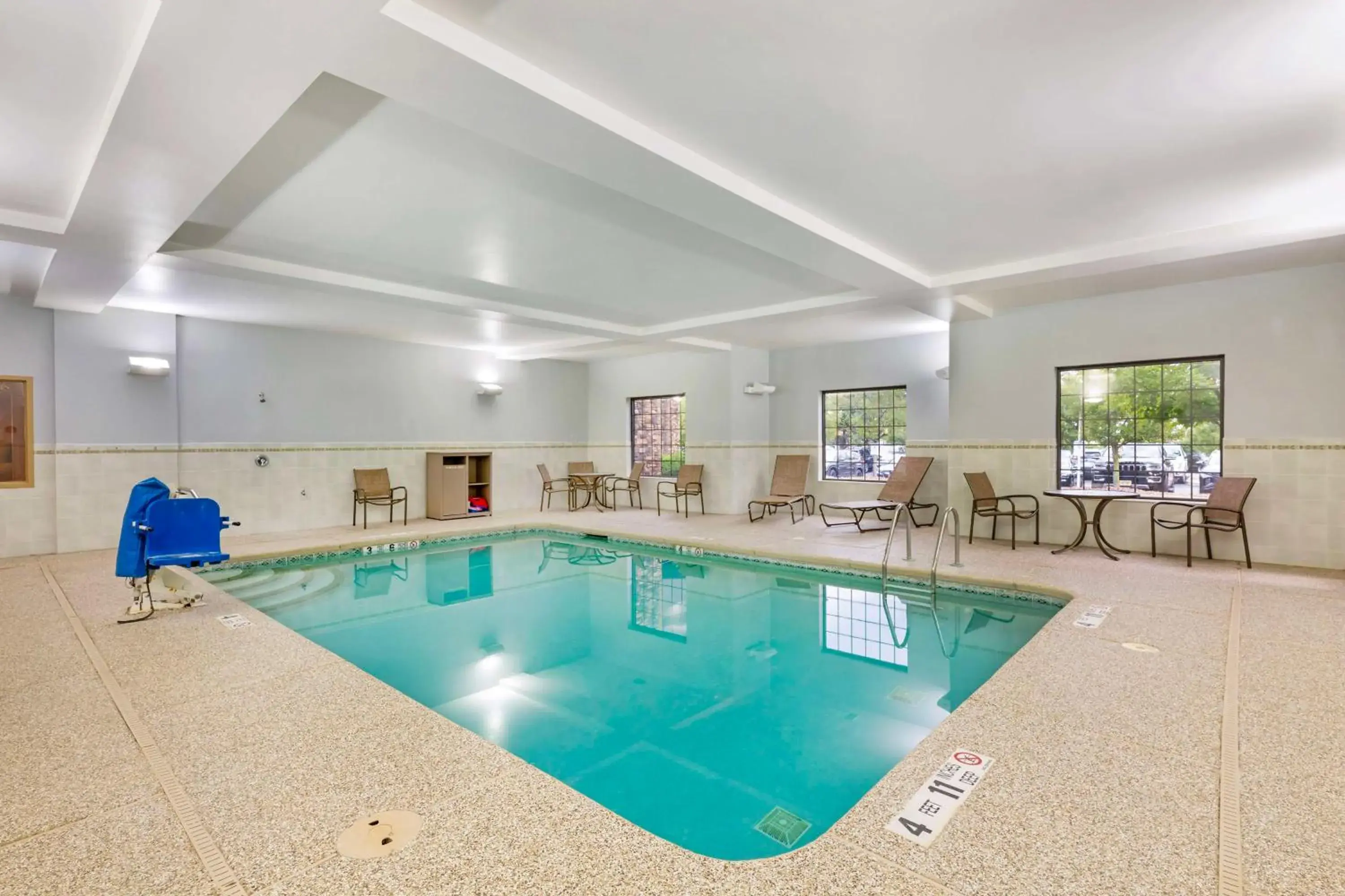 Pool view in Best Western PLUS Victor Inn & Suites Pool view in Best Western PLUS Victor Inn & Suites