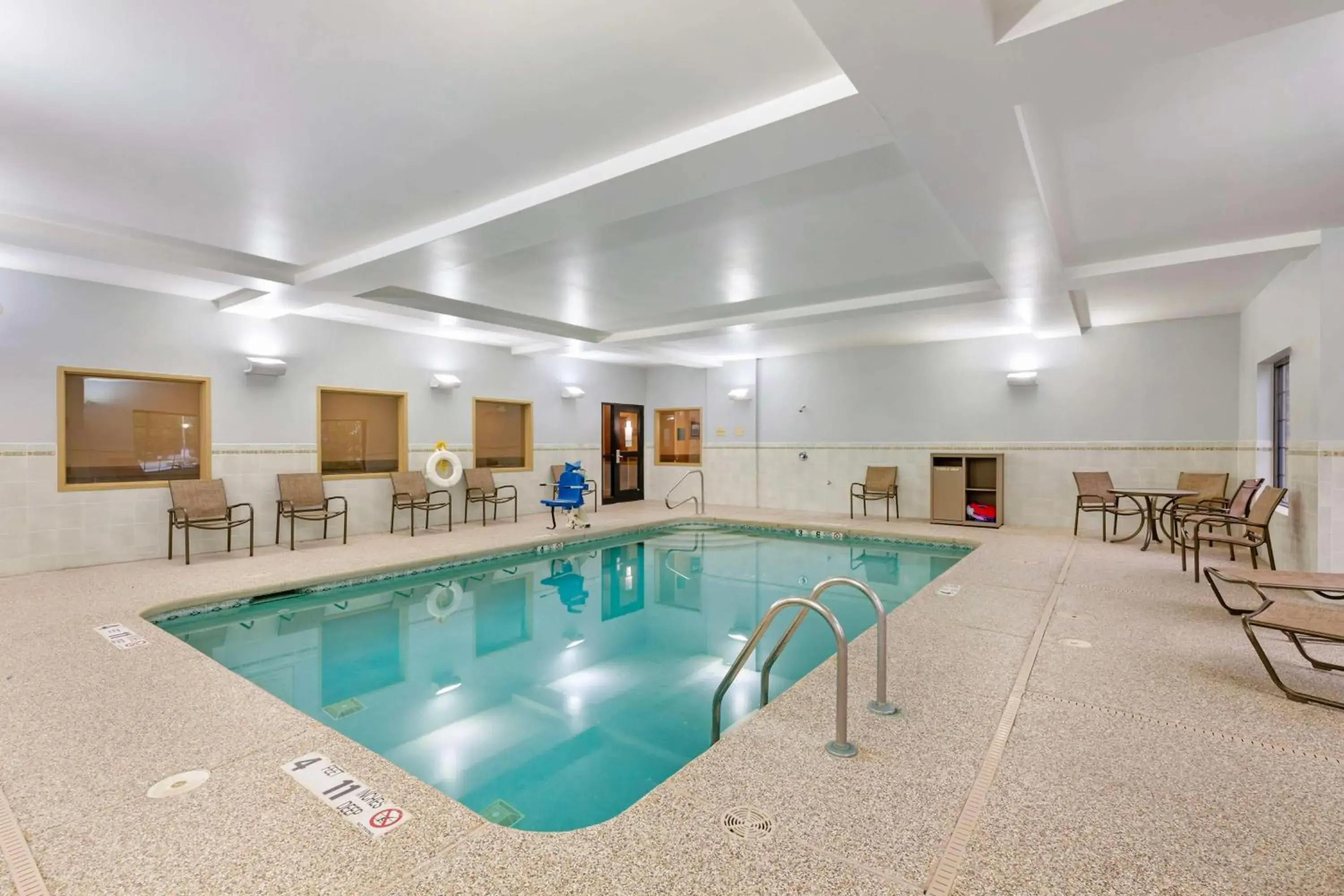 Pool view in Best Western PLUS Victor Inn & Suites Pool view in Best Western PLUS Victor Inn & Suites