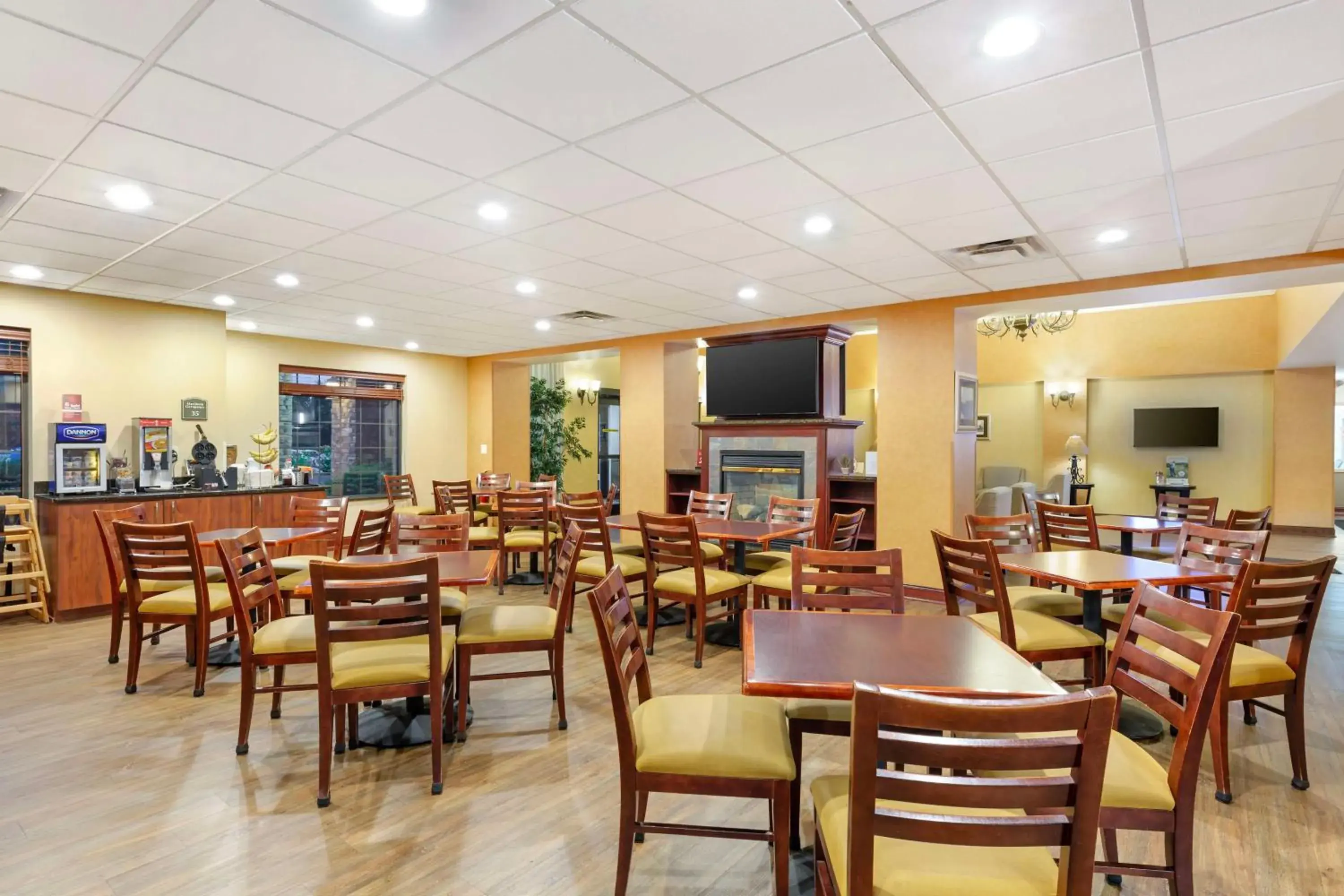 Breakfast in Best Western PLUS Victor Inn & Suites Breakfast in Best Western PLUS Victor Inn & Suites