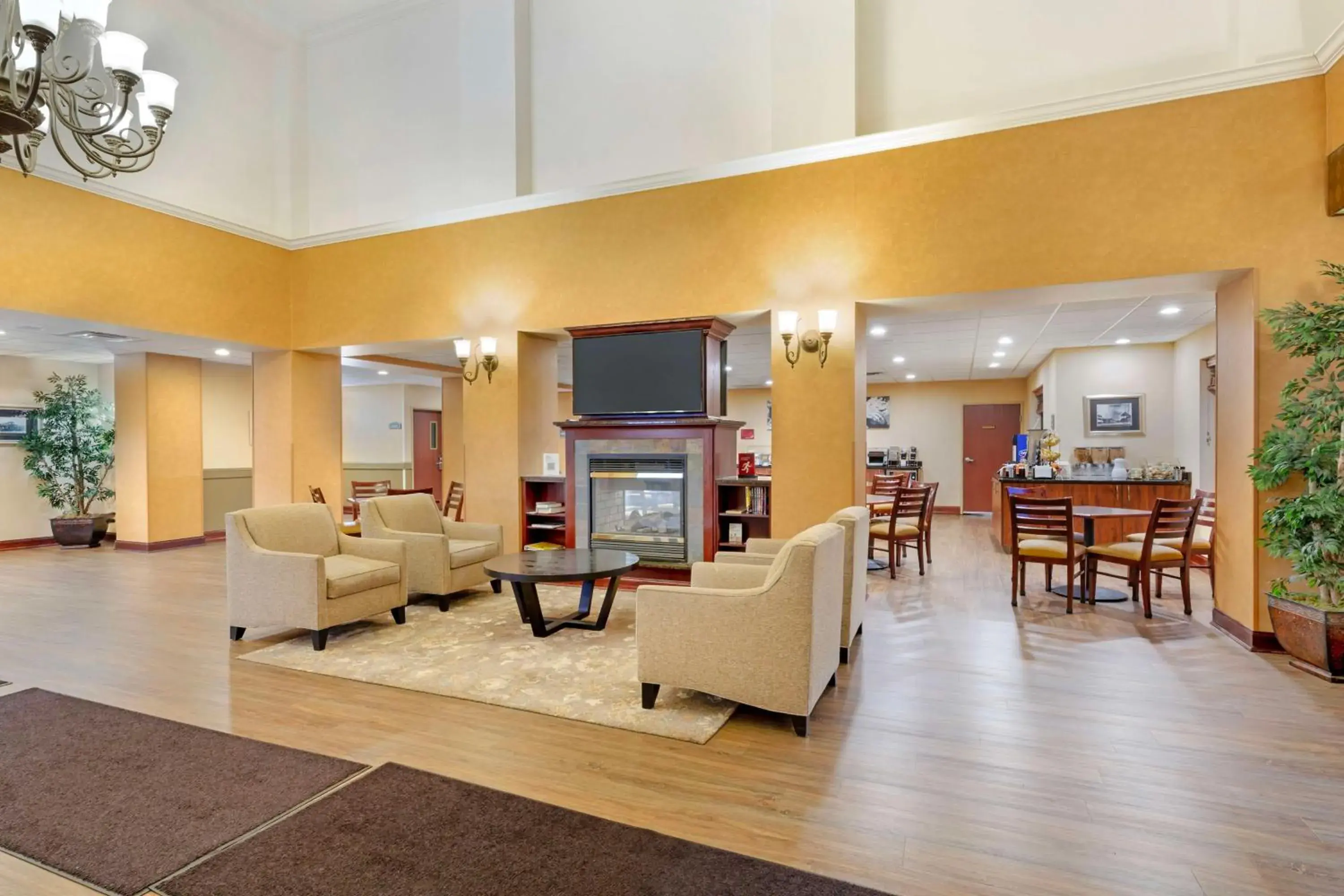 Lobby or reception in Best Western PLUS Victor Inn & Suites Lobby or reception in Best Western PLUS Victor Inn & Suites
