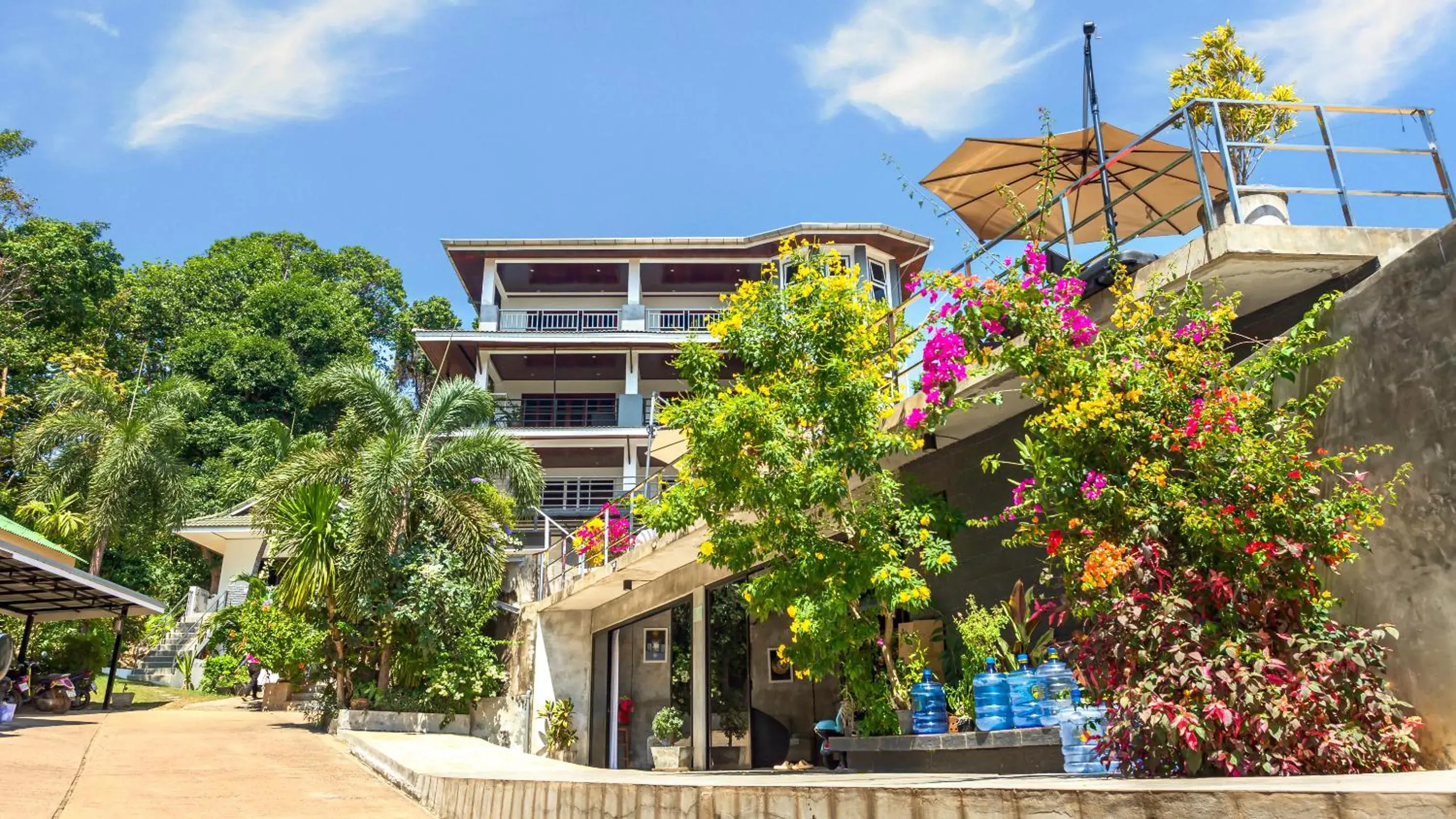 Property building in White Flower Lanta Property building in White Flower Lanta