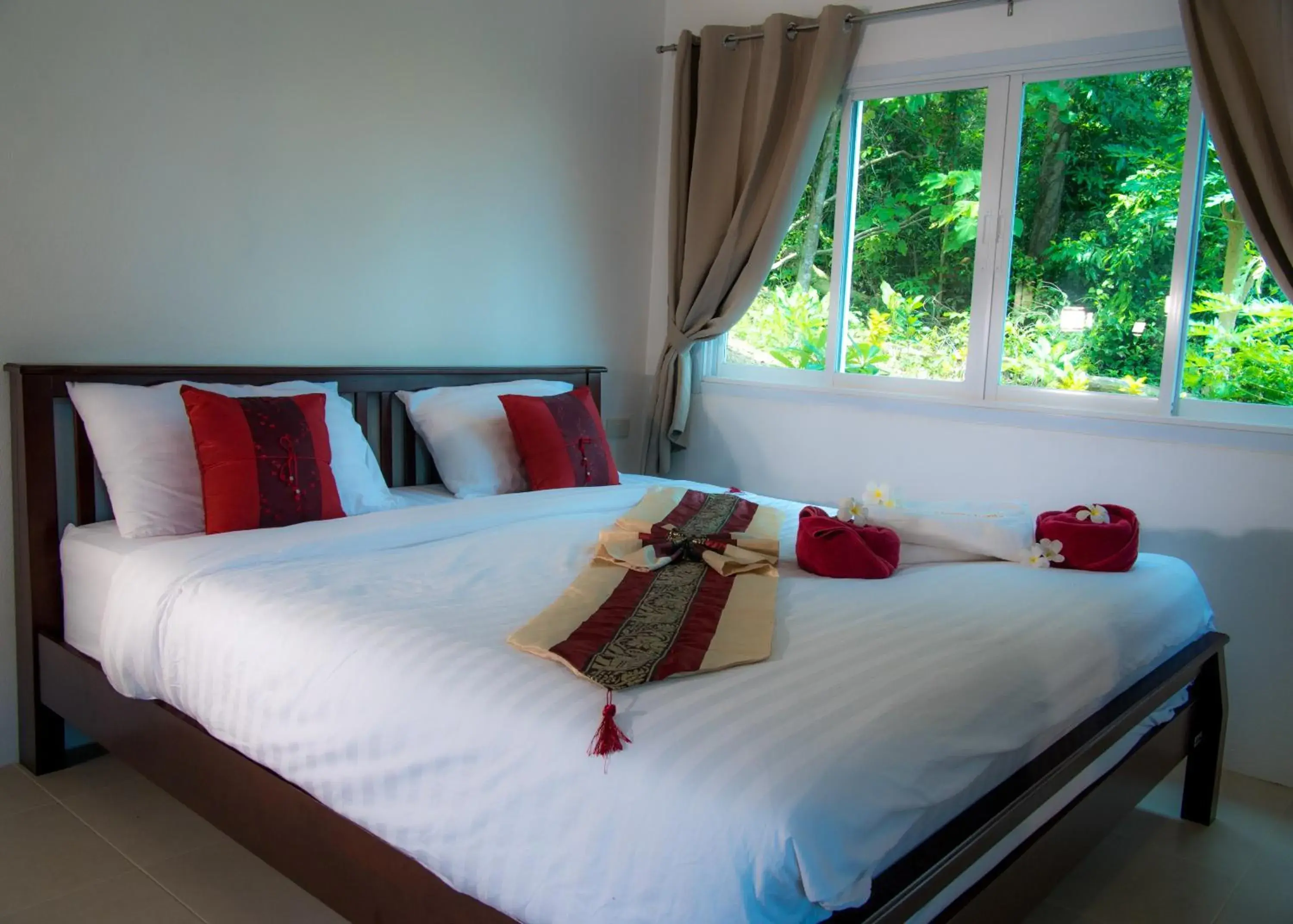 Bed in White Flower Lanta Bed in White Flower Lanta