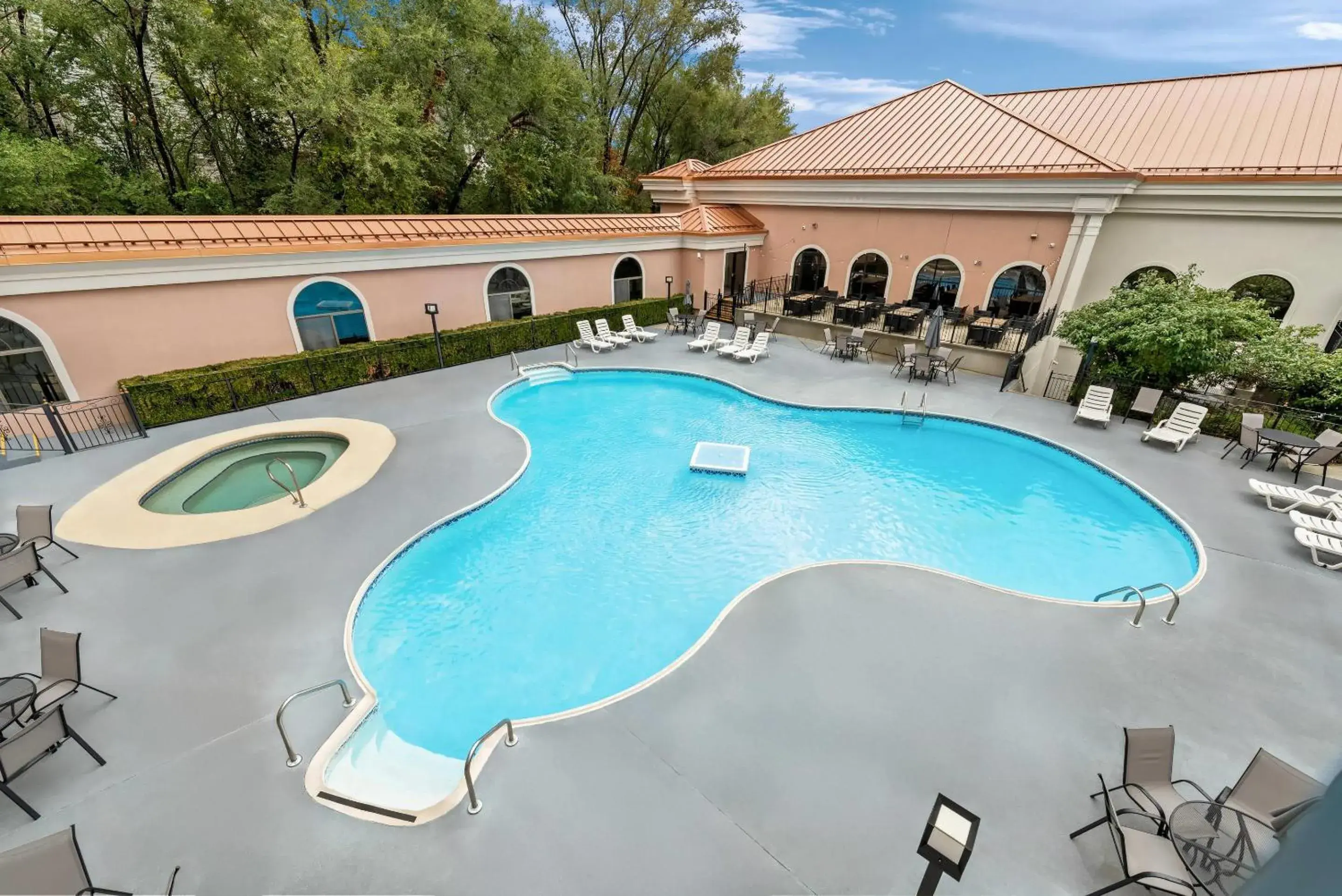 Swimming pool in Clarion Inn Branson Swimming pool in Clarion Inn Branson