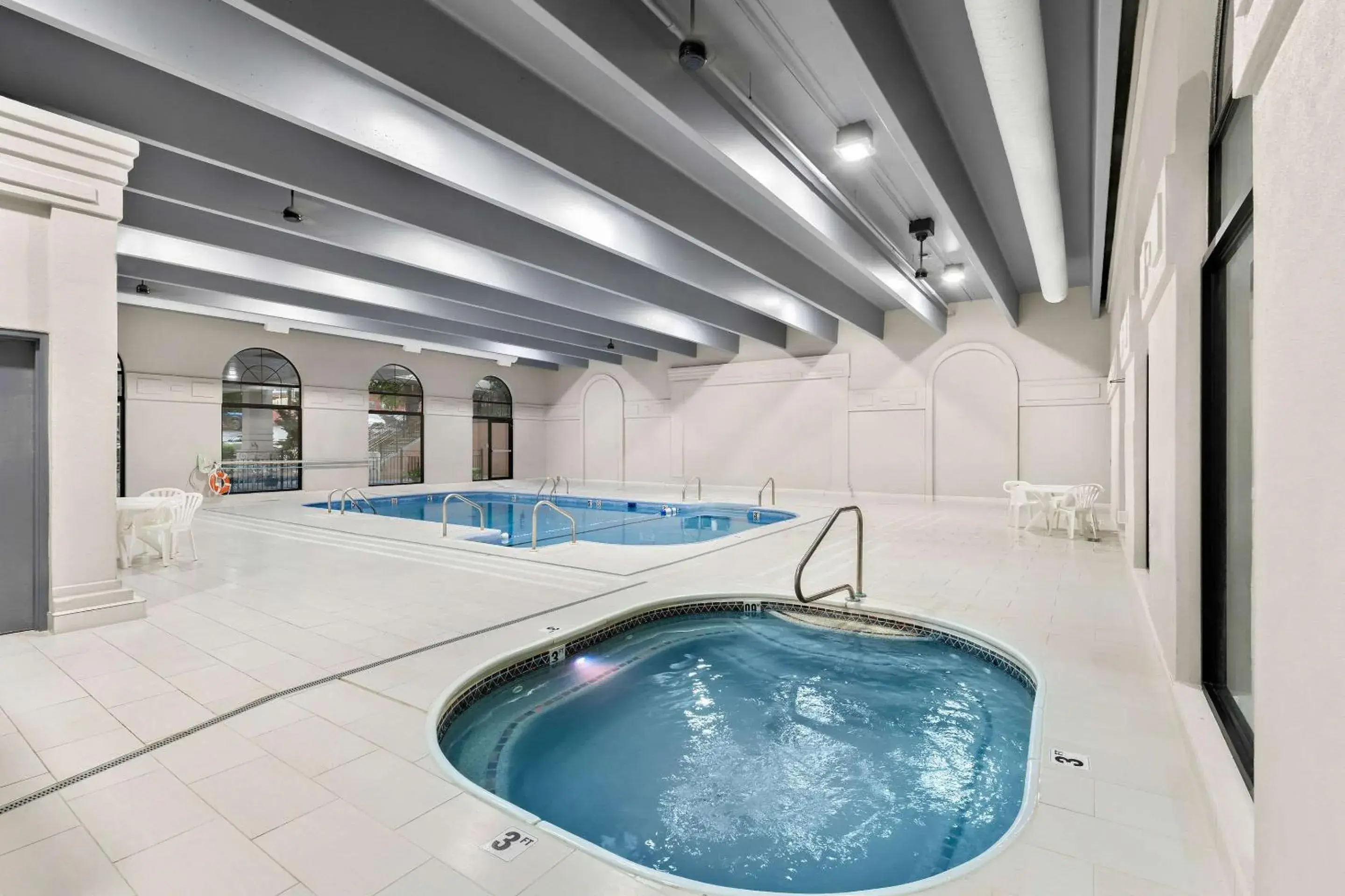 Swimming pool in Clarion Inn Branson Swimming pool in Clarion Inn Branson