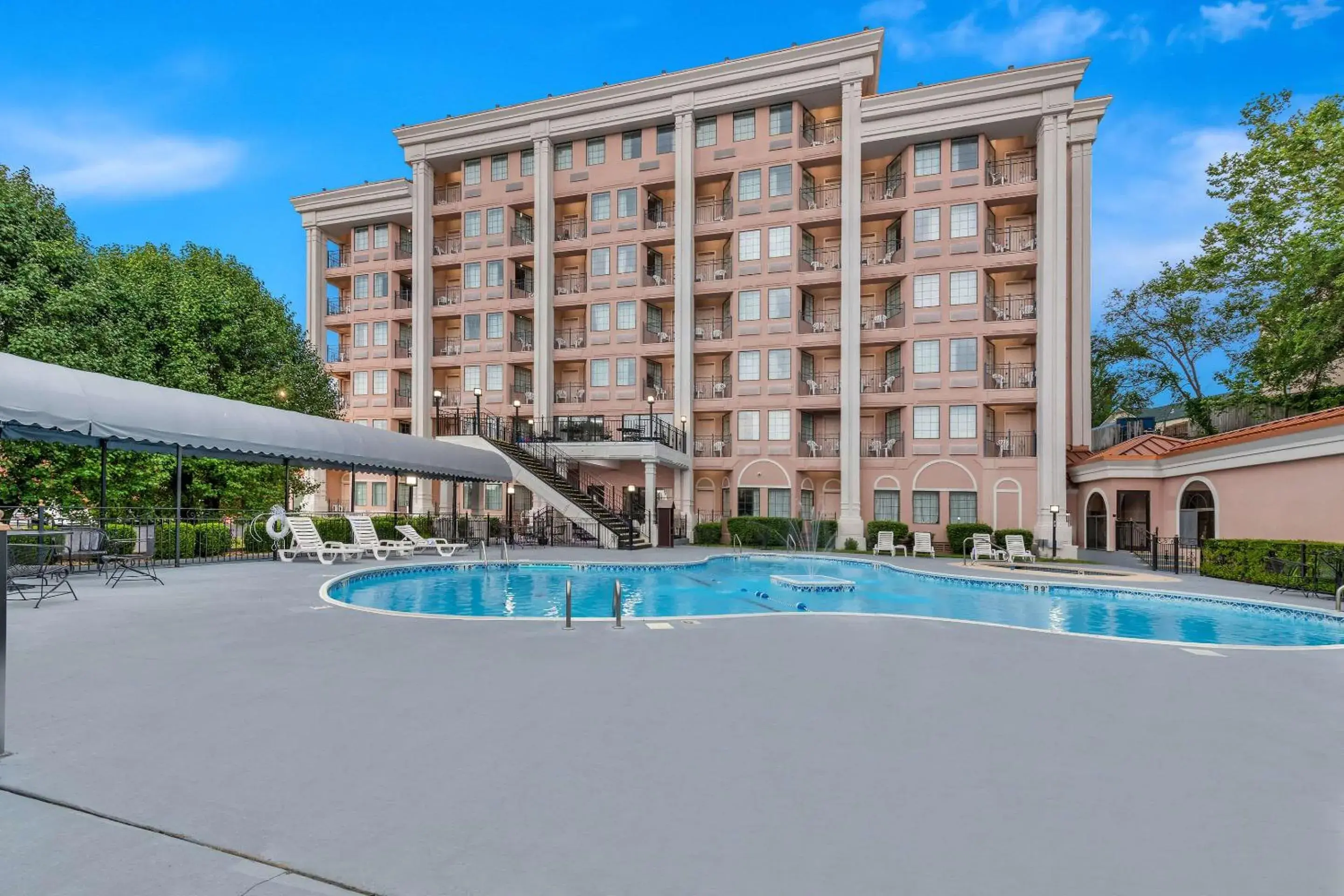 Swimming pool in Clarion Inn Branson Swimming pool in Clarion Inn Branson