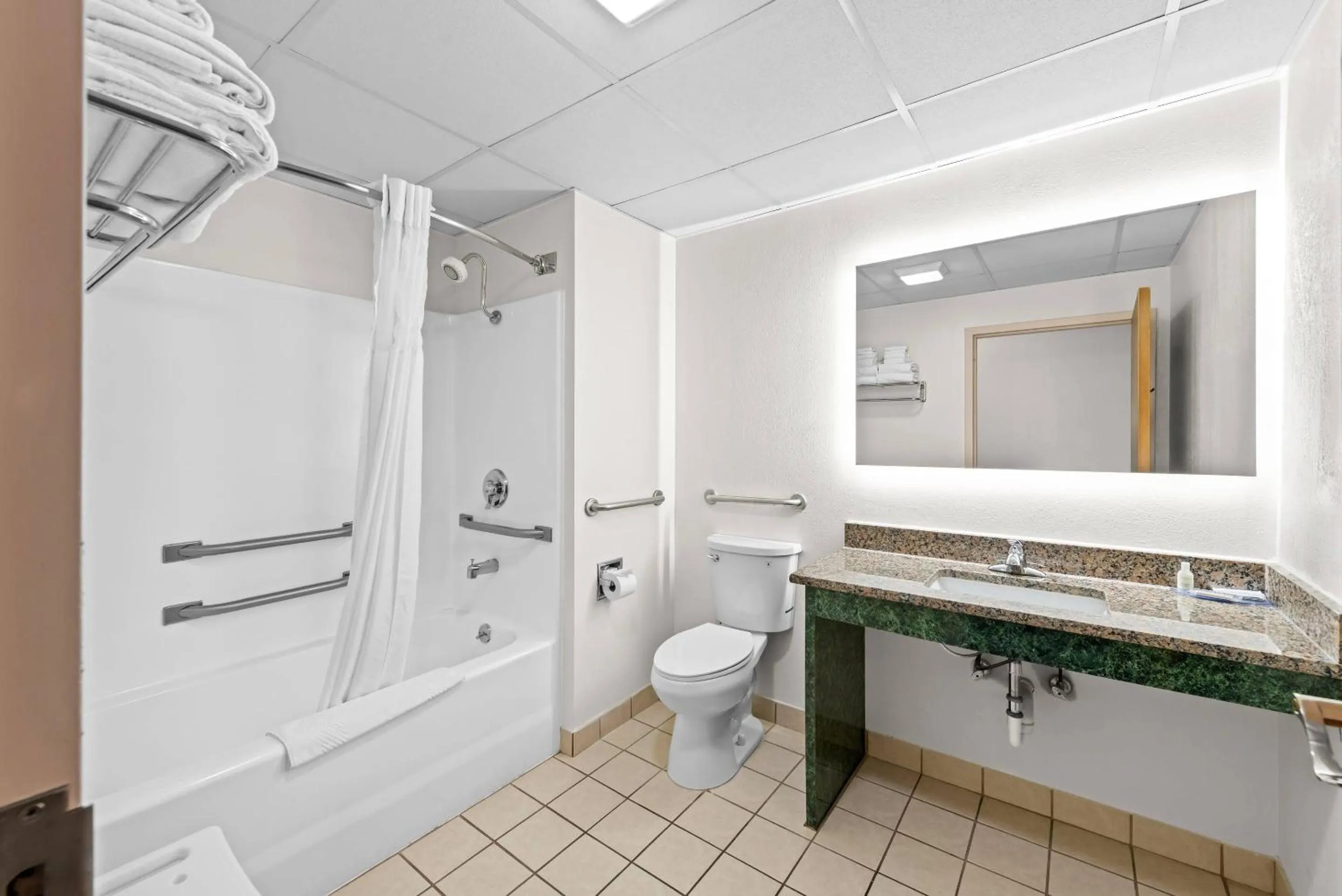 Bedroom in Clarion Inn Branson