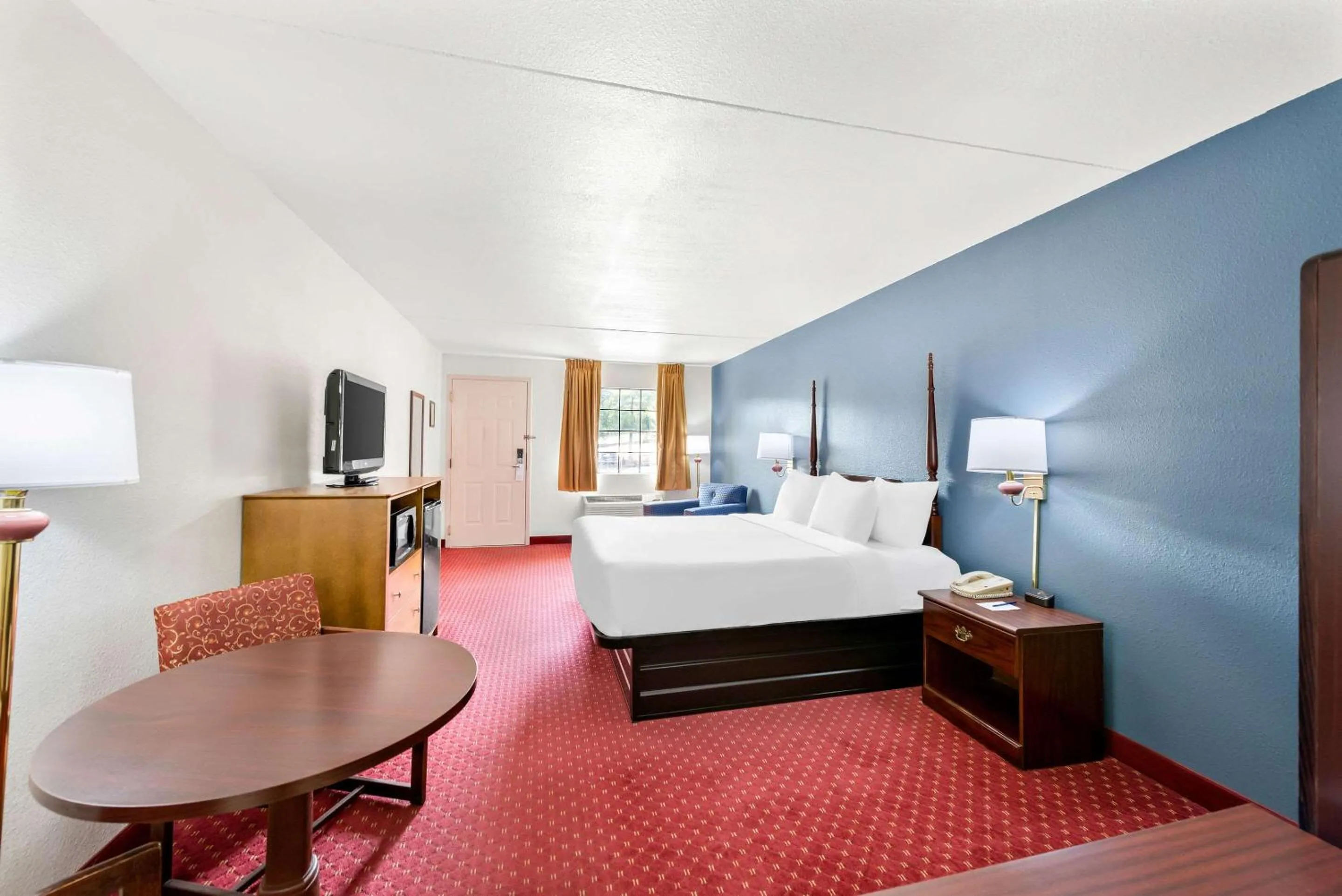 Bedroom, Bed in Clarion Inn Branson