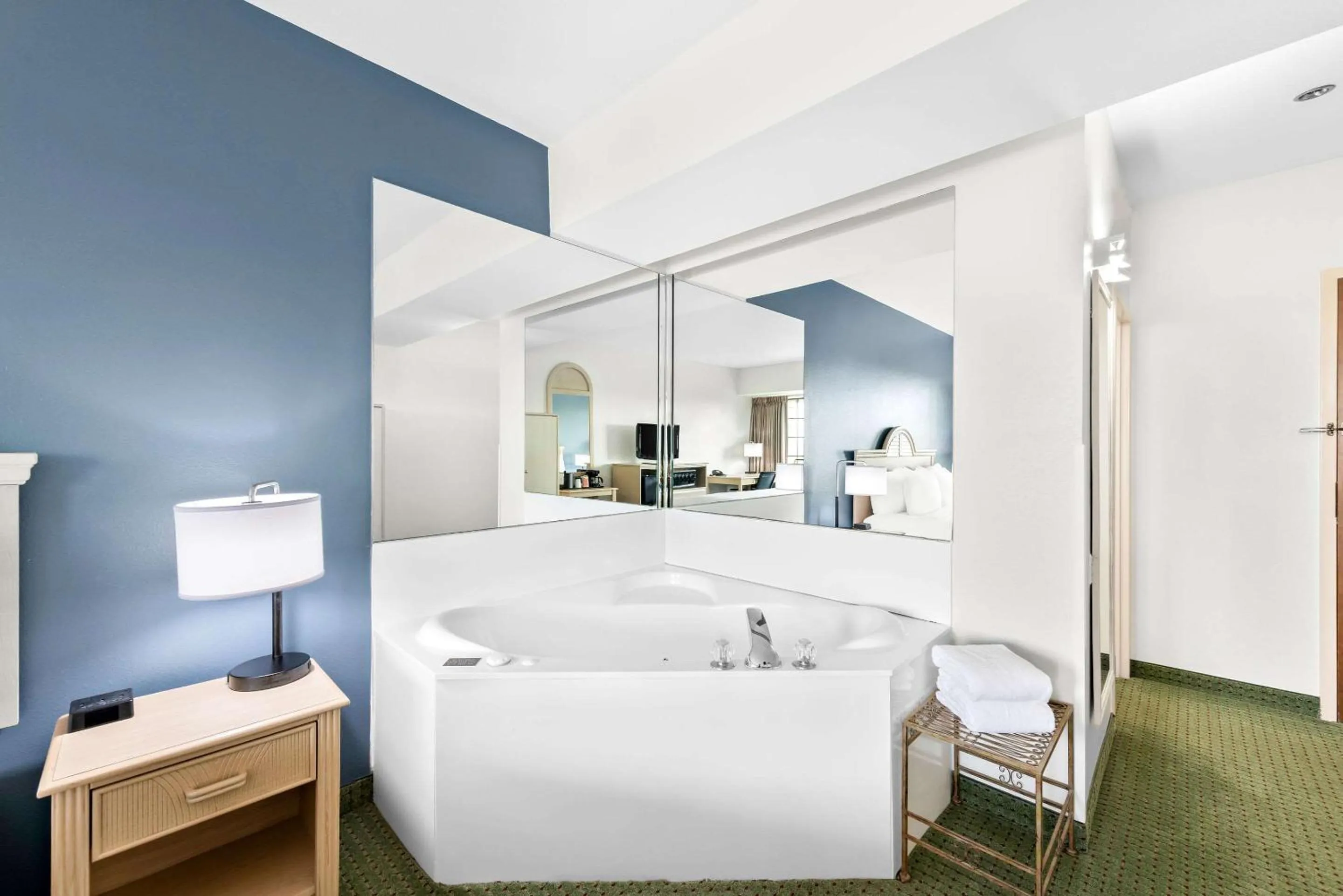 Bedroom, Bed in Clarion Inn Branson