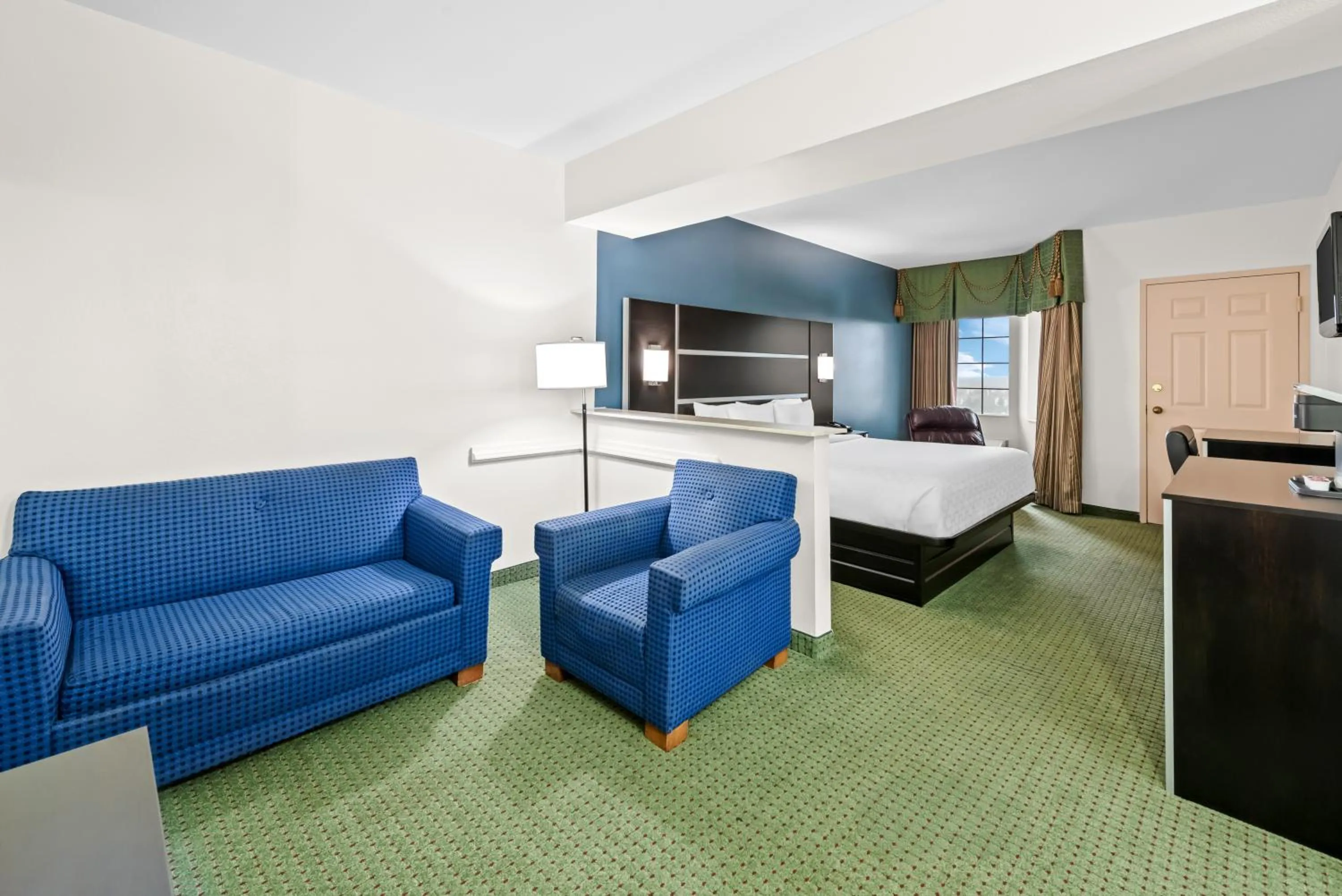 Seating area, Bed in Clarion Inn Branson