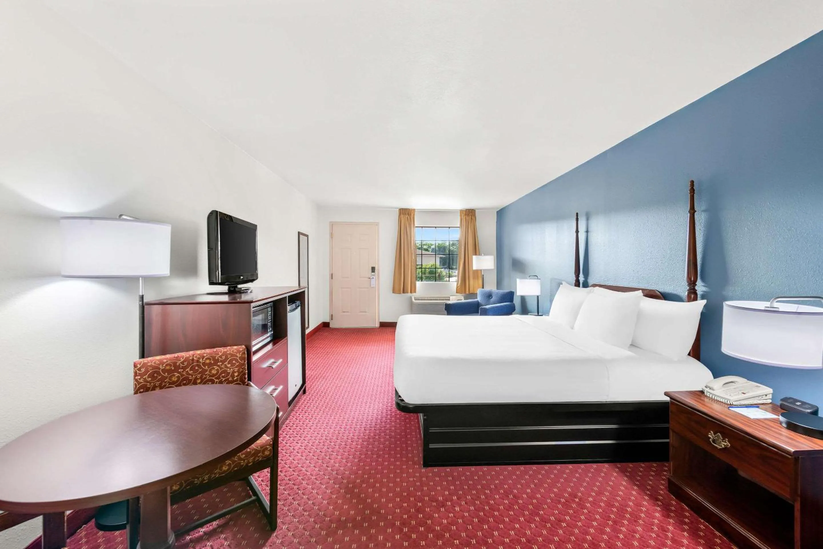 Bedroom, Bed in Clarion Inn Branson