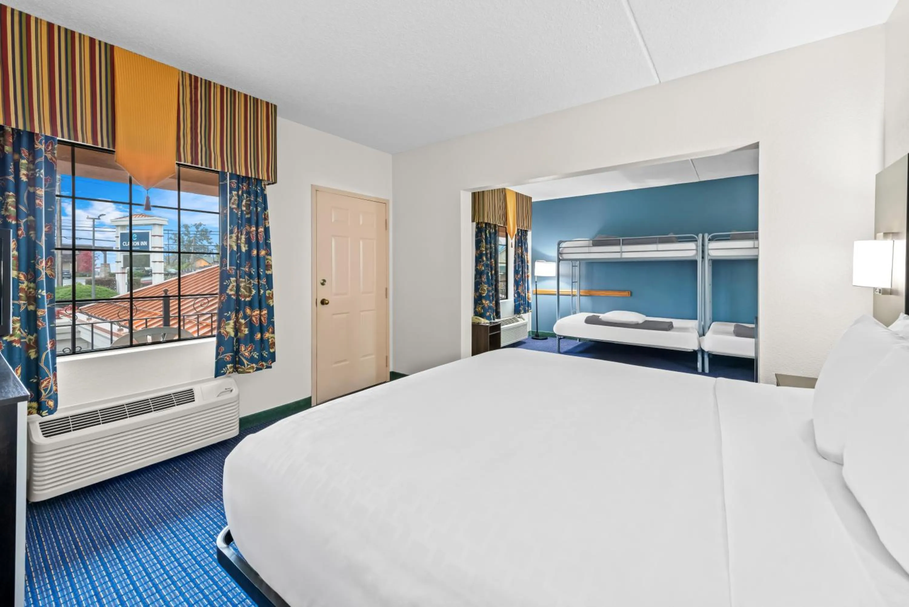 Bed in Clarion Inn Branson