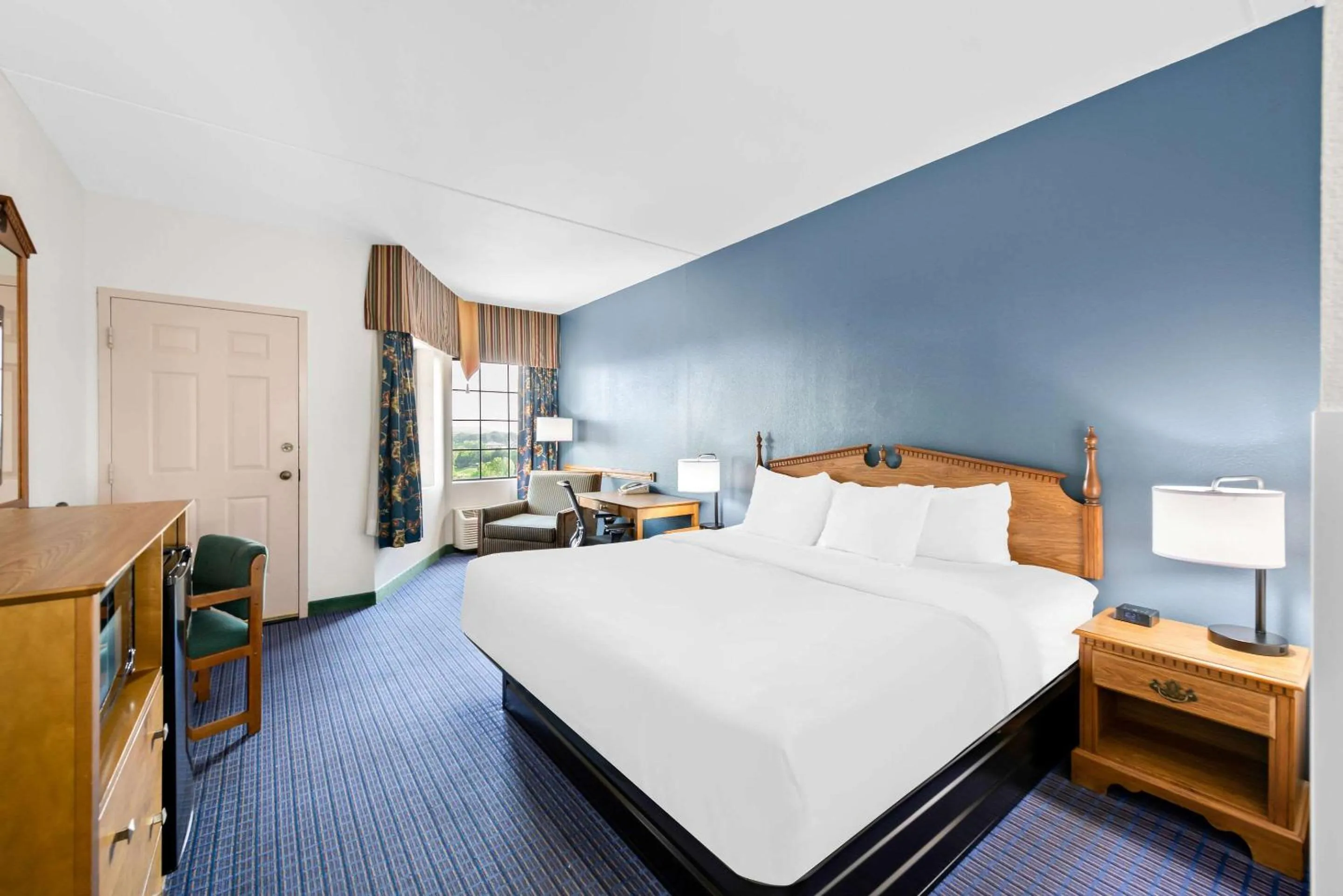 Bedroom, Bed in Clarion Inn Branson