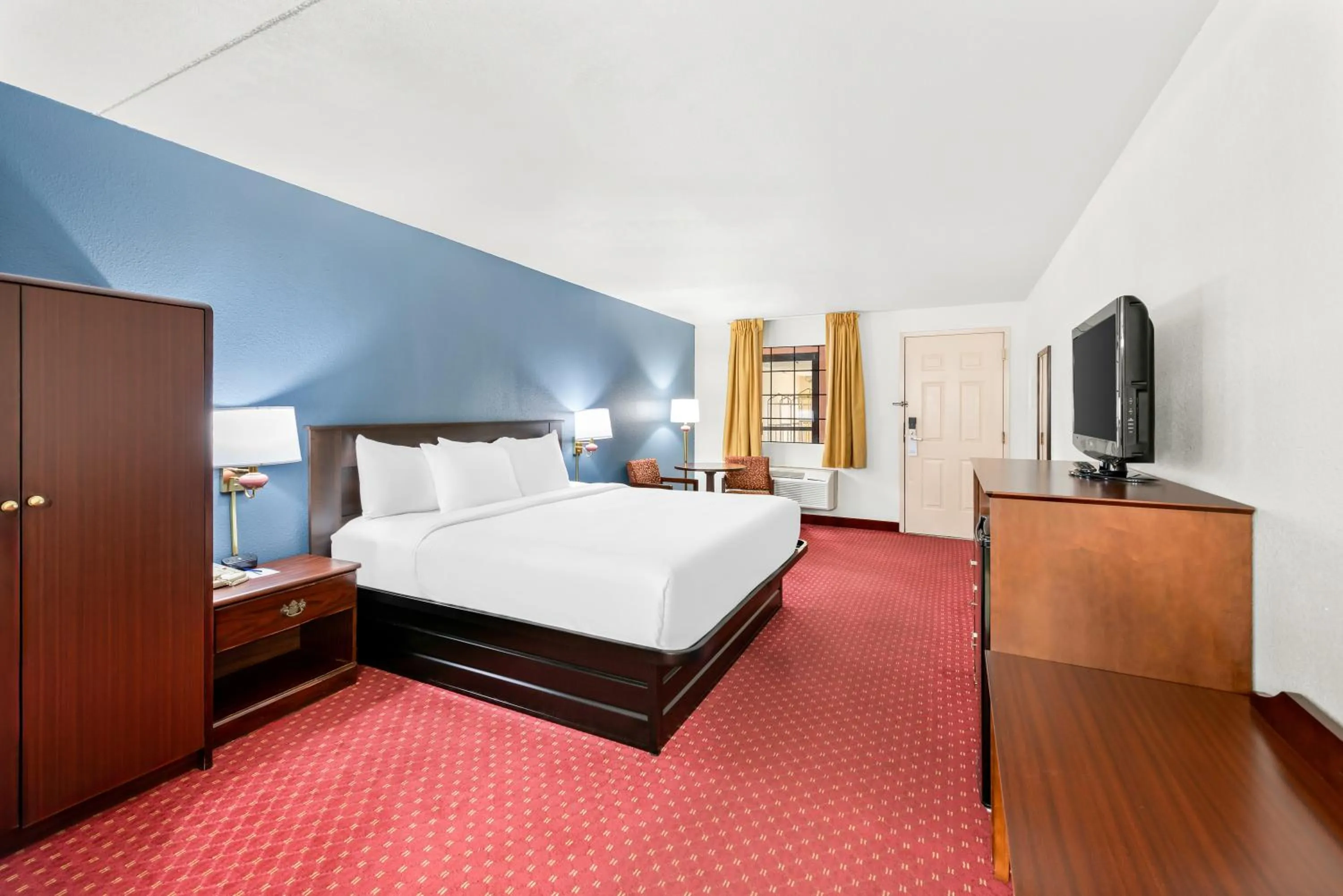 Bed in Clarion Inn Branson