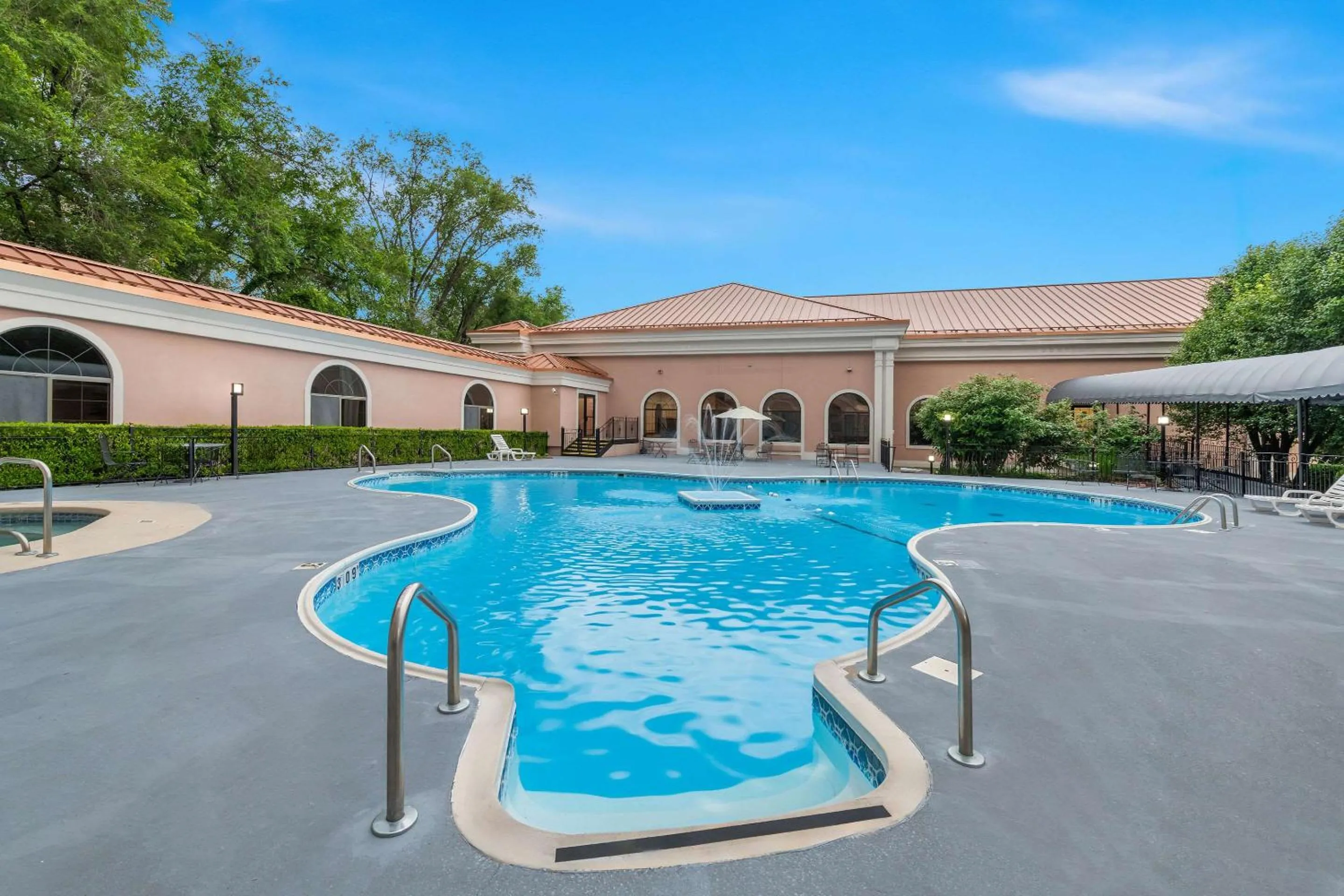 Swimming pool in Clarion Inn Branson