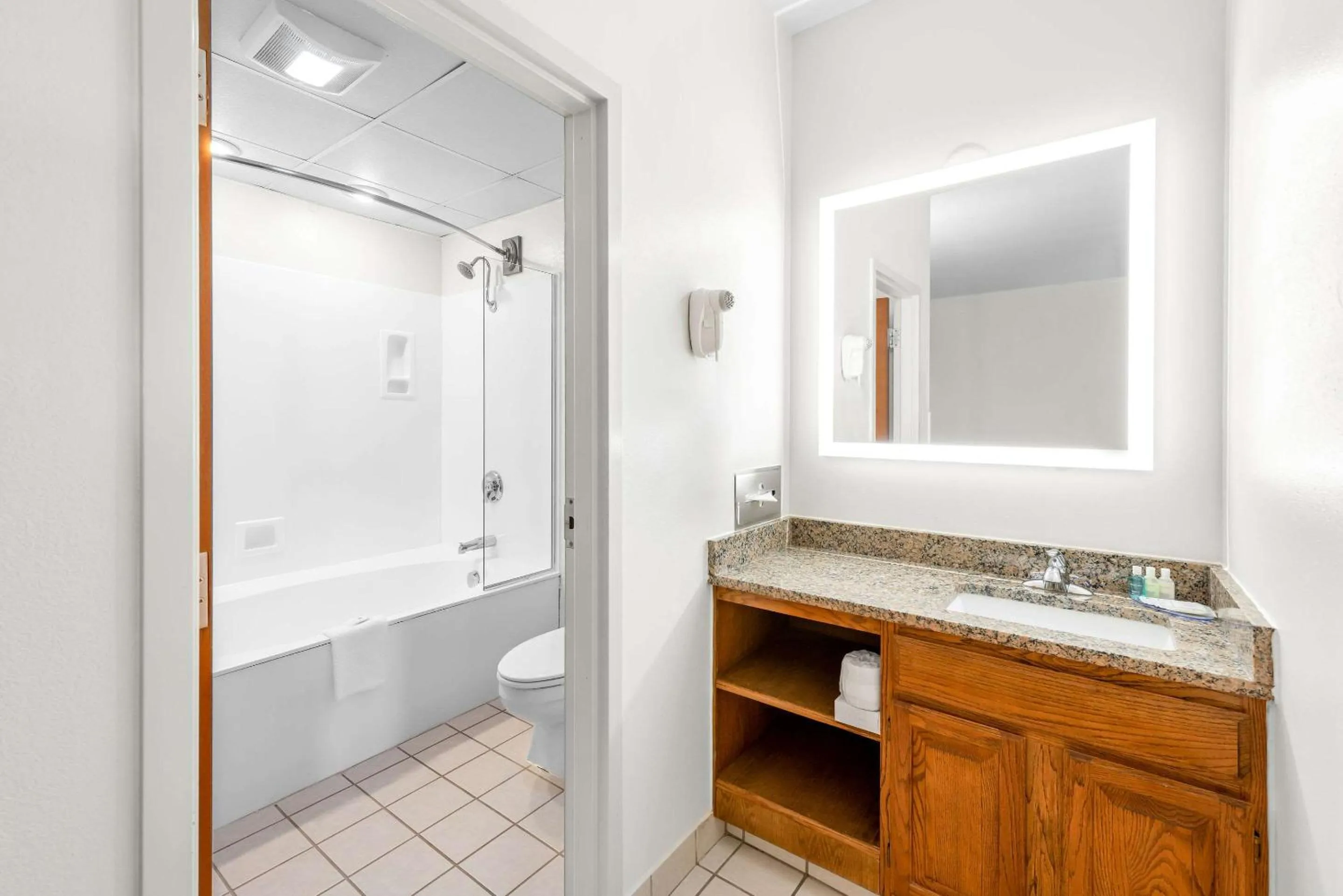 Bedroom in Clarion Inn Branson