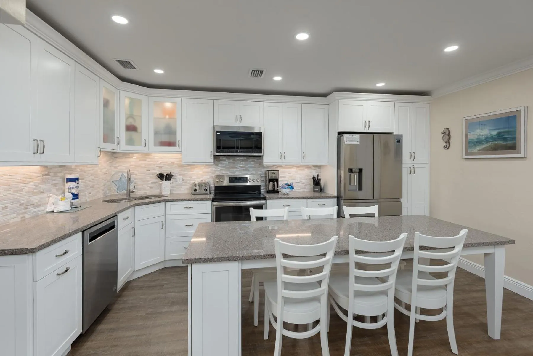 Dining area, Kitchen/Kitchenette in Sanibel Moorings Resort
