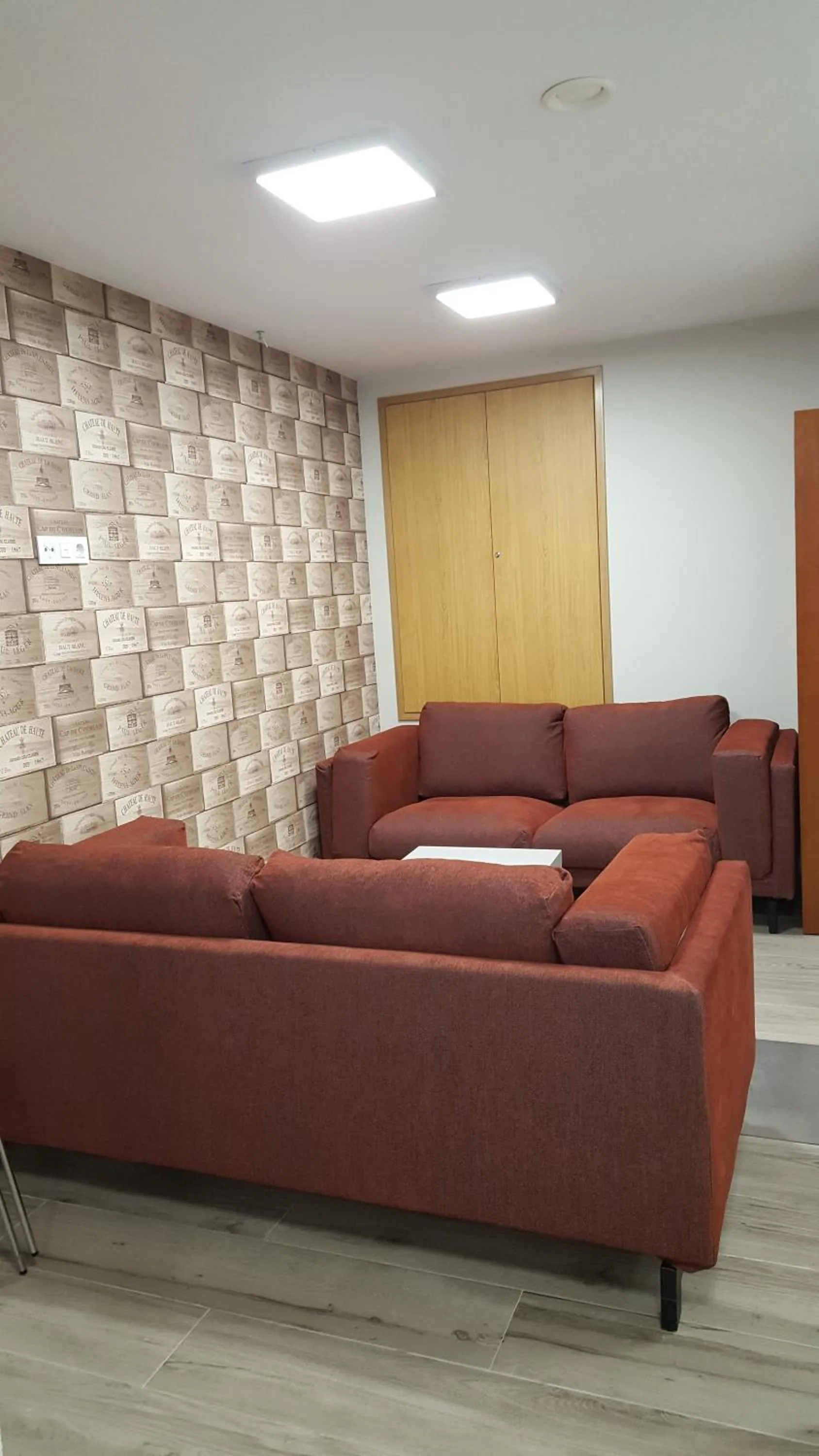 Seating area in Albergue Logroño Centro