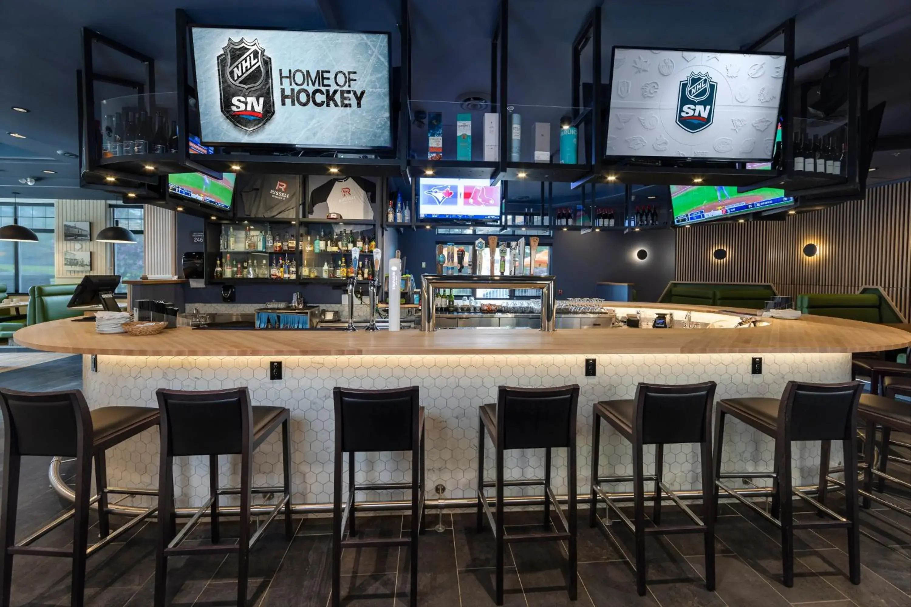 Lounge or bar in Holiday Inn Victoria - Elk Lake by IHG Lounge or bar in Holiday Inn Victoria - Elk Lake by IHG