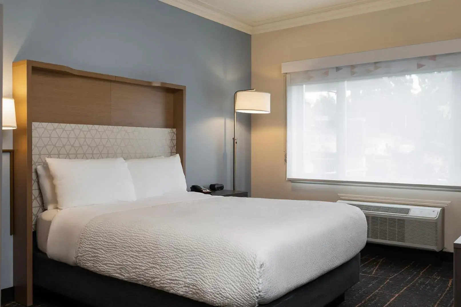 Bed in Holiday Inn Victoria - Elk Lake by IHG Bed in Holiday Inn Victoria - Elk Lake by IHG